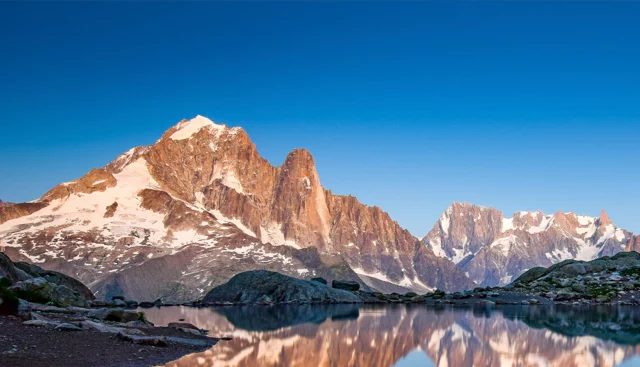 Photo du mon blanc en Haute-savoie se reflétant dans l'eau d'un lac