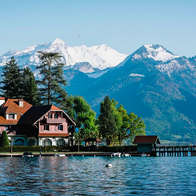 Photographie de petites maisons,au bord du lac d'annecy en Haute-Savoie
