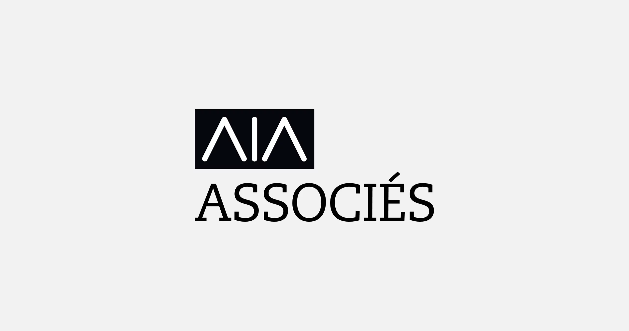 Logotype de AIA Associés. Les lettres AIA sont en défonce dans un cadre noir.
