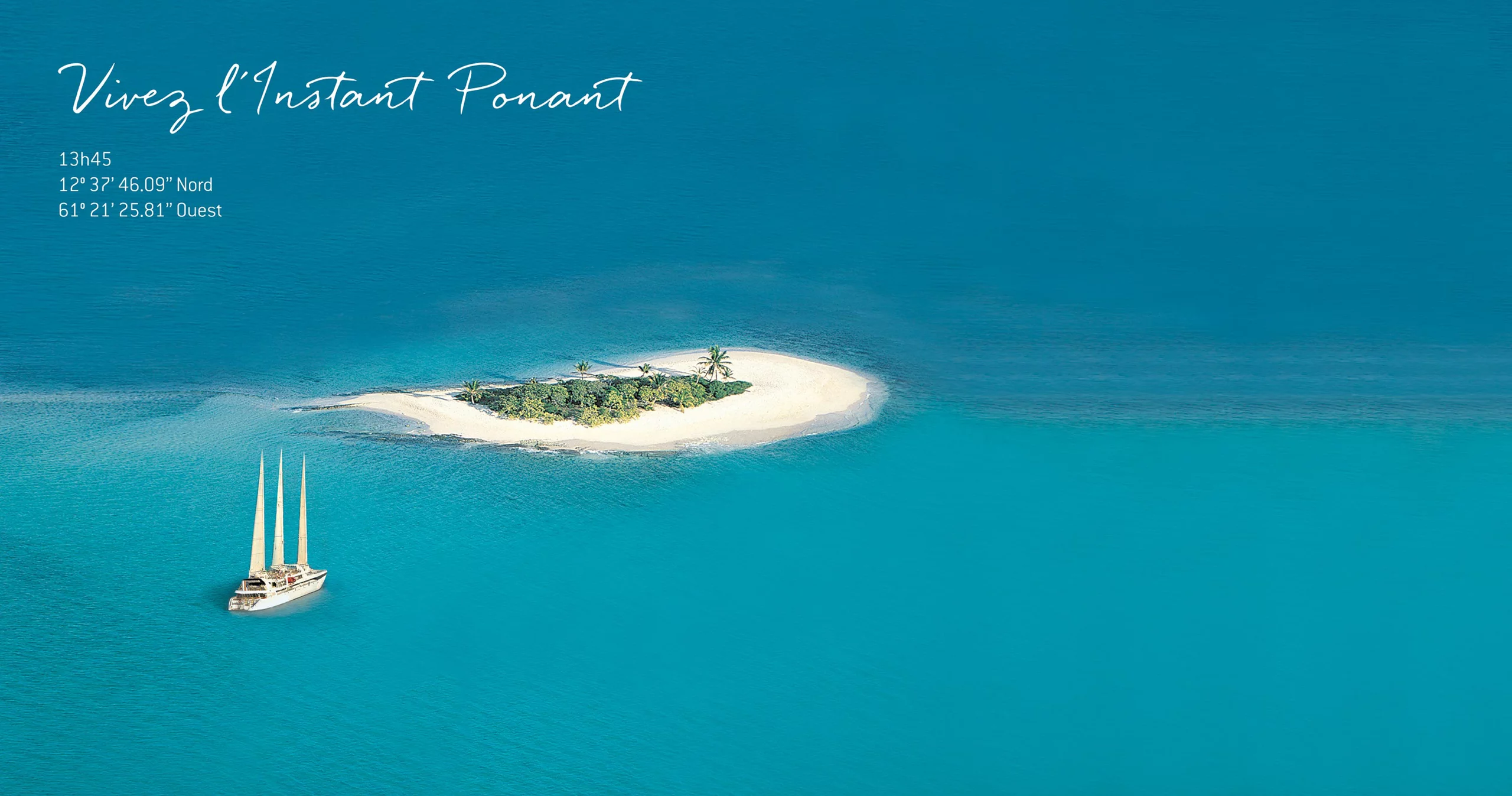 Grande photo d'un bateau voguant vers une petite île esseulée en mer, avec l'accroche "Vivez l'instant Ponant" et les coordonnées géographiques