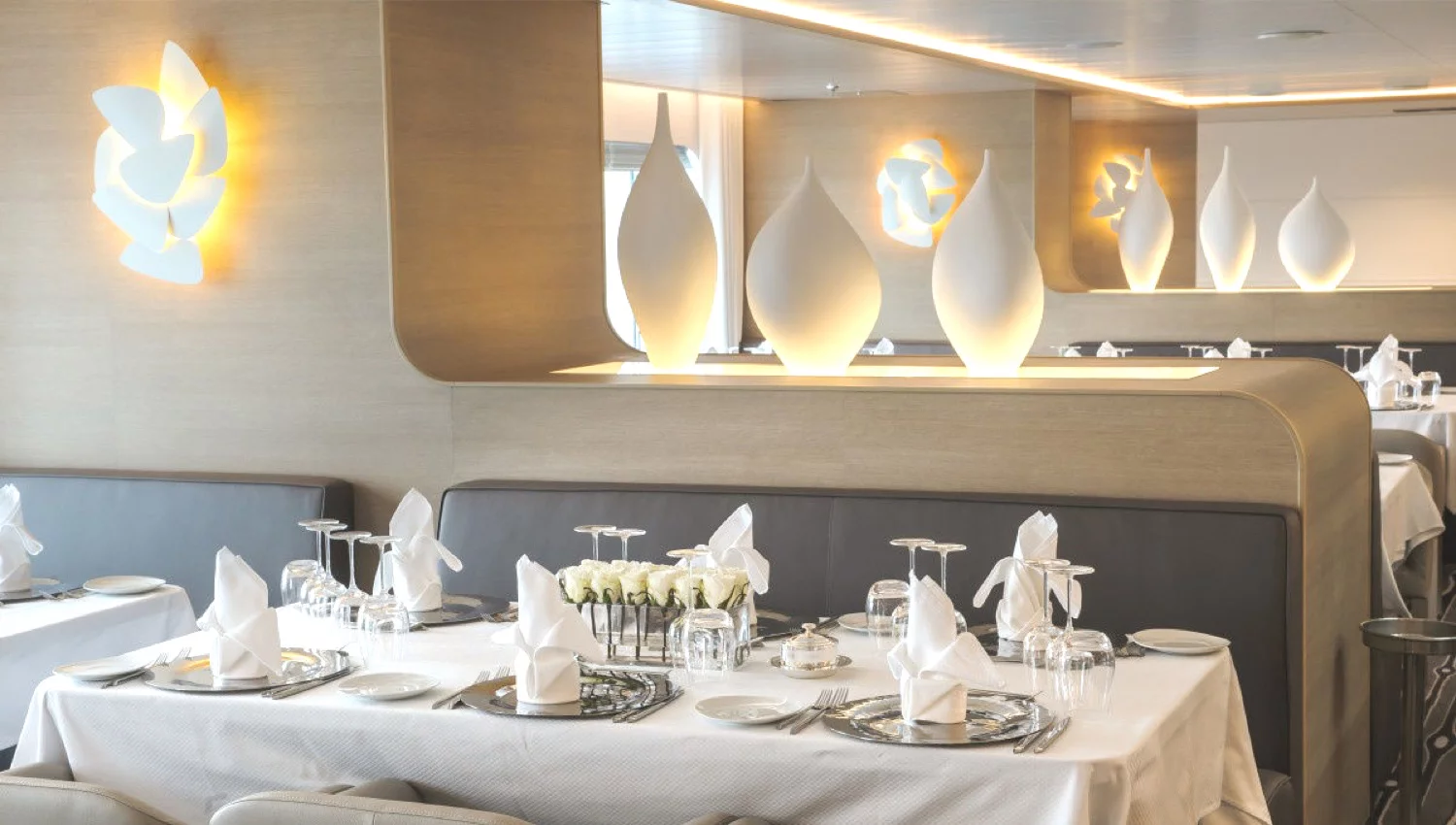 Photo de l'intérieur luxueux du restaurant d'un yacht de croisière de Ponant