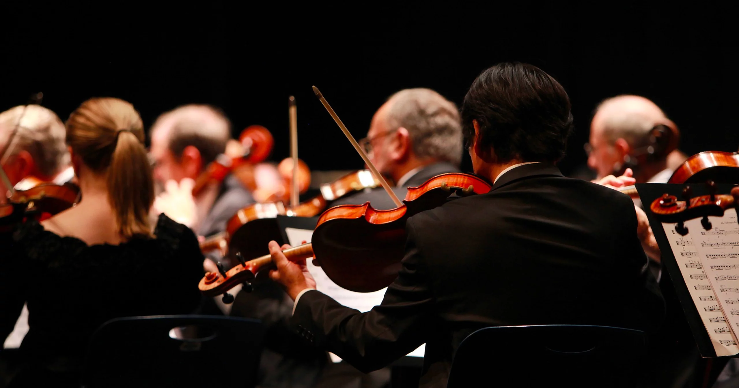 photographie d'un orchestre en train de jouer