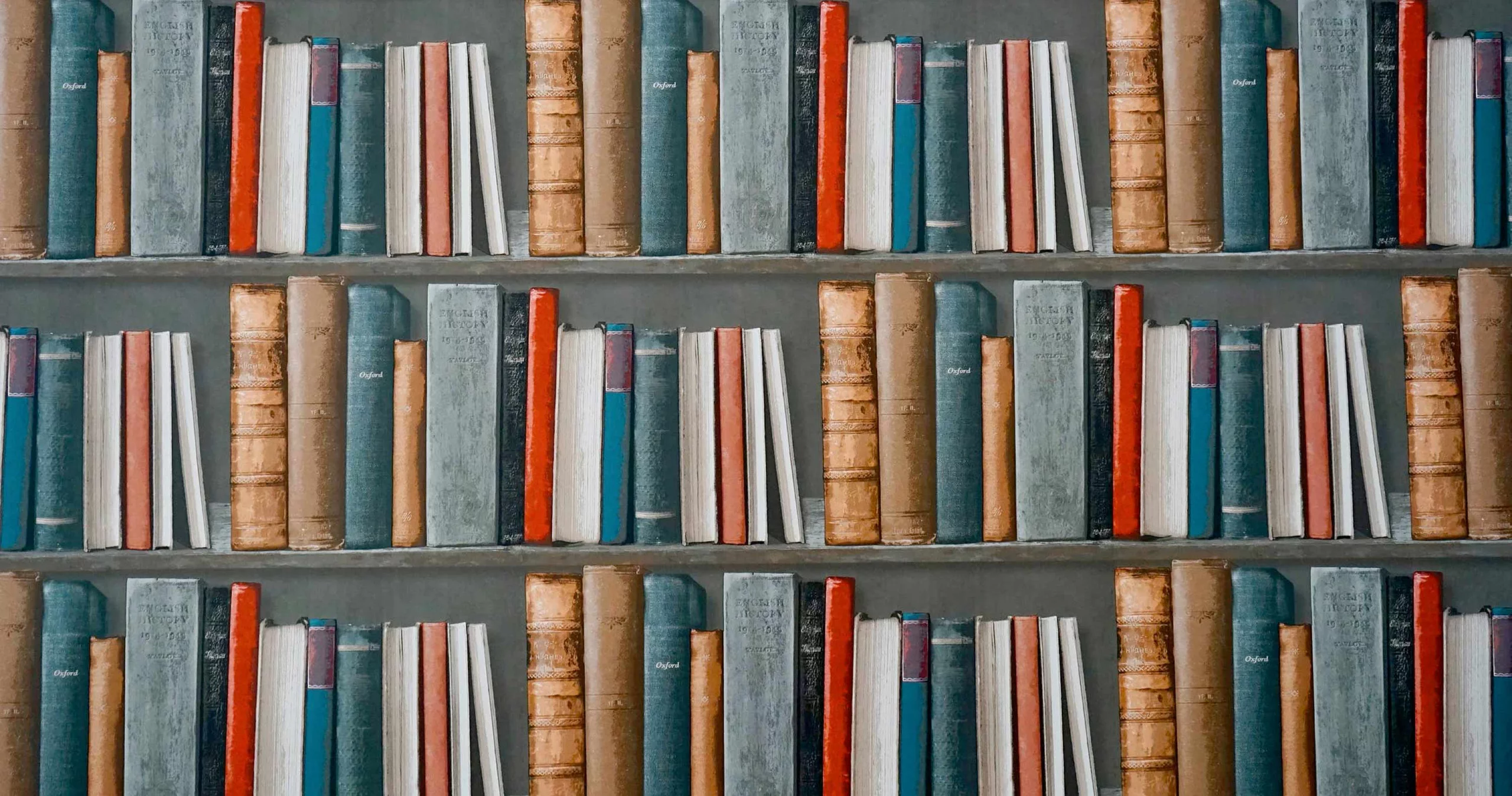 Photo d'étagères recouvertes de livres