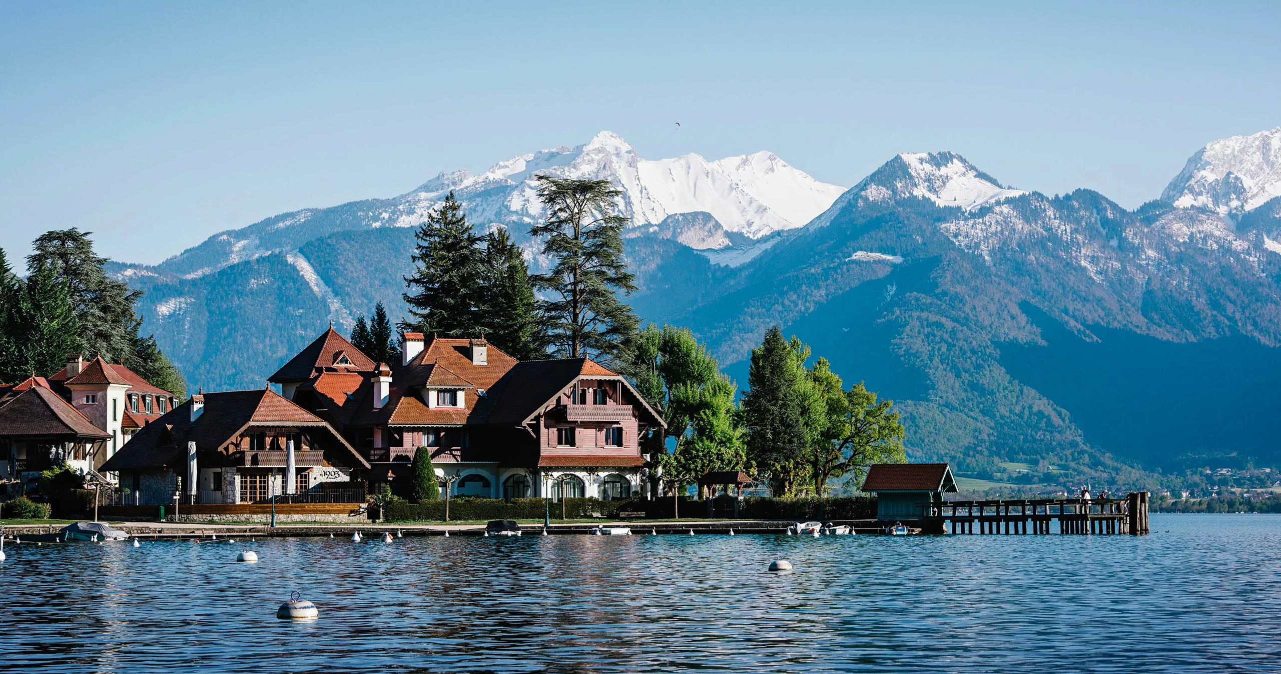 Photographie de petites maisons,au bord du lac d'annecy en Haute-Savoie