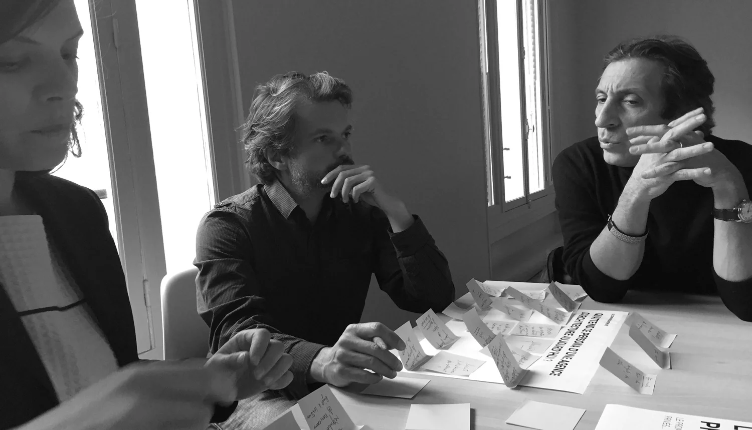 Photo des membres de l'équipe PCA-Stream en pleine discussion pendant un atelier de brainstorming