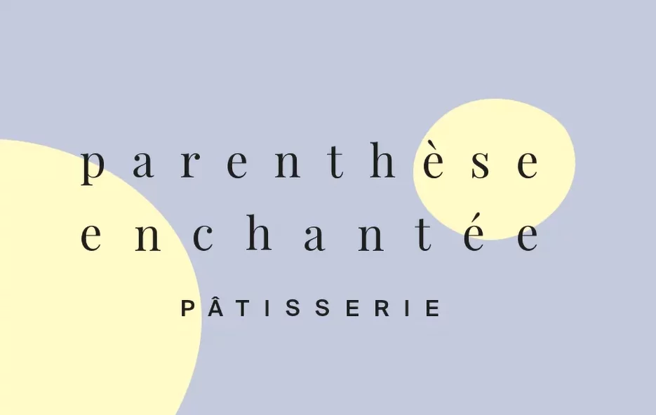 logo pour Parenthèse Enchantée, sur 2 ligne avec en fond 2 petite bulles jaune poudré