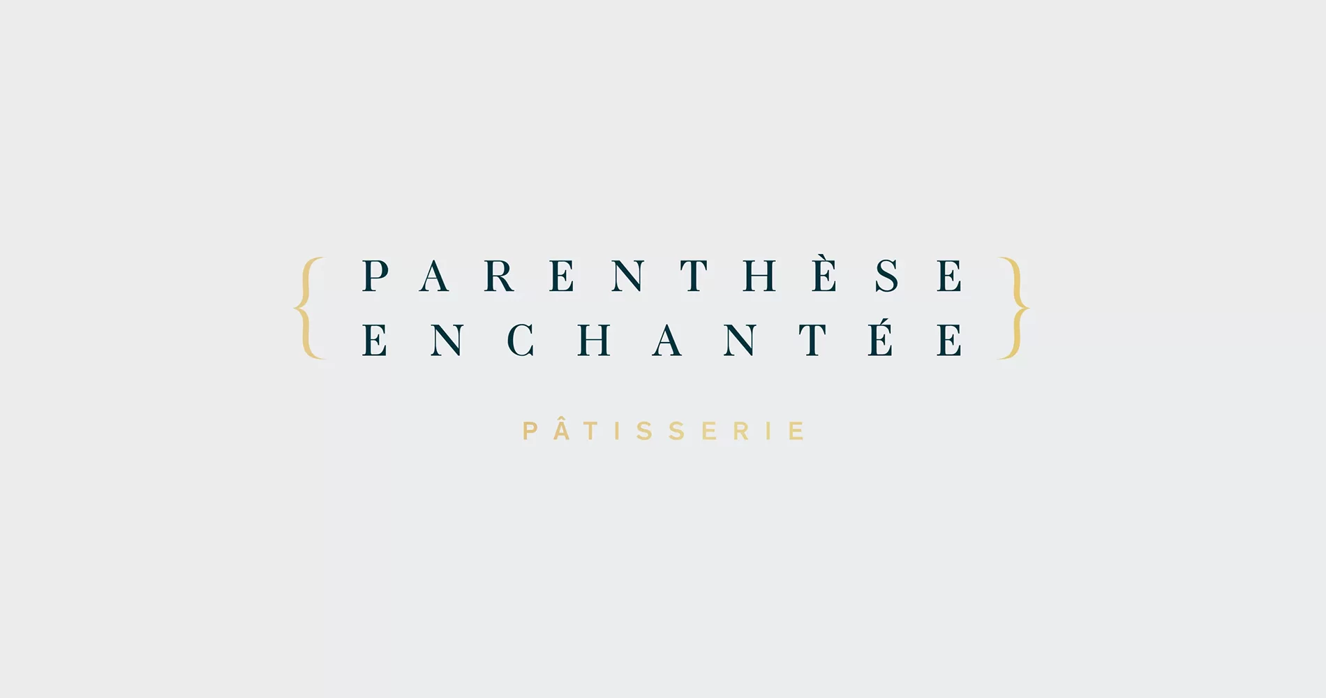 Logotype pour Parenthèse Enchantée, version 1. Typographie élégante serif, avec des parenthèses dorées sur les côtés