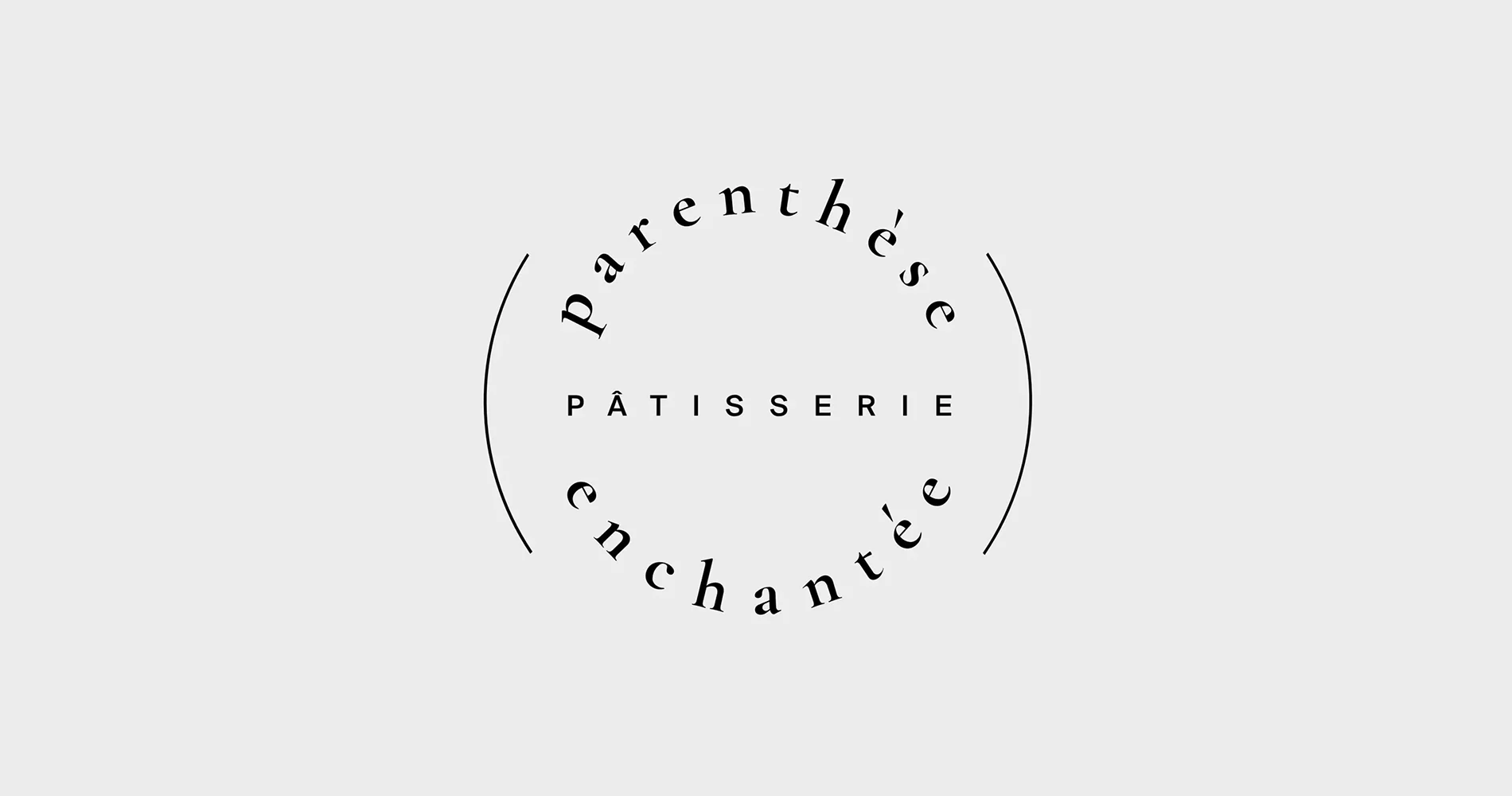 Deuxieme version du logotype Parenthèse Enchantée, sous une forme ronde qui rappelle la forme d'un gateau