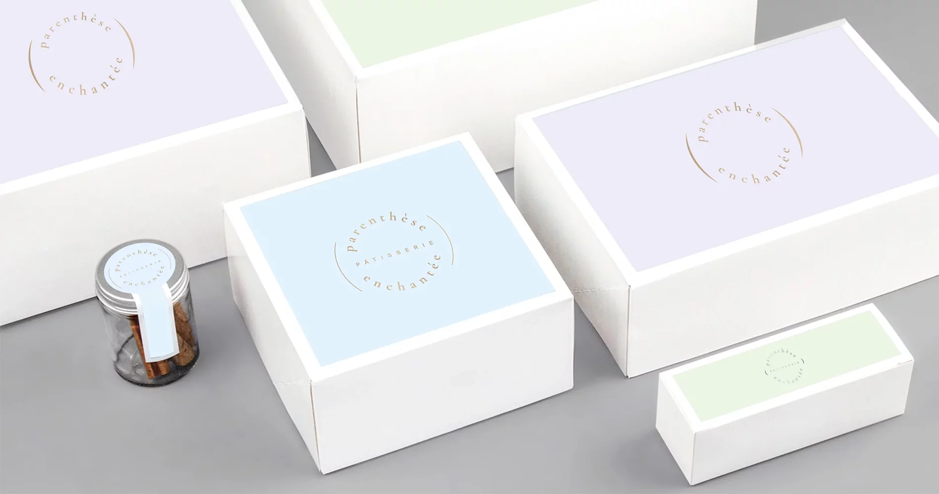 Packagings blanc avec au dessus, un aplat coloré et le logo