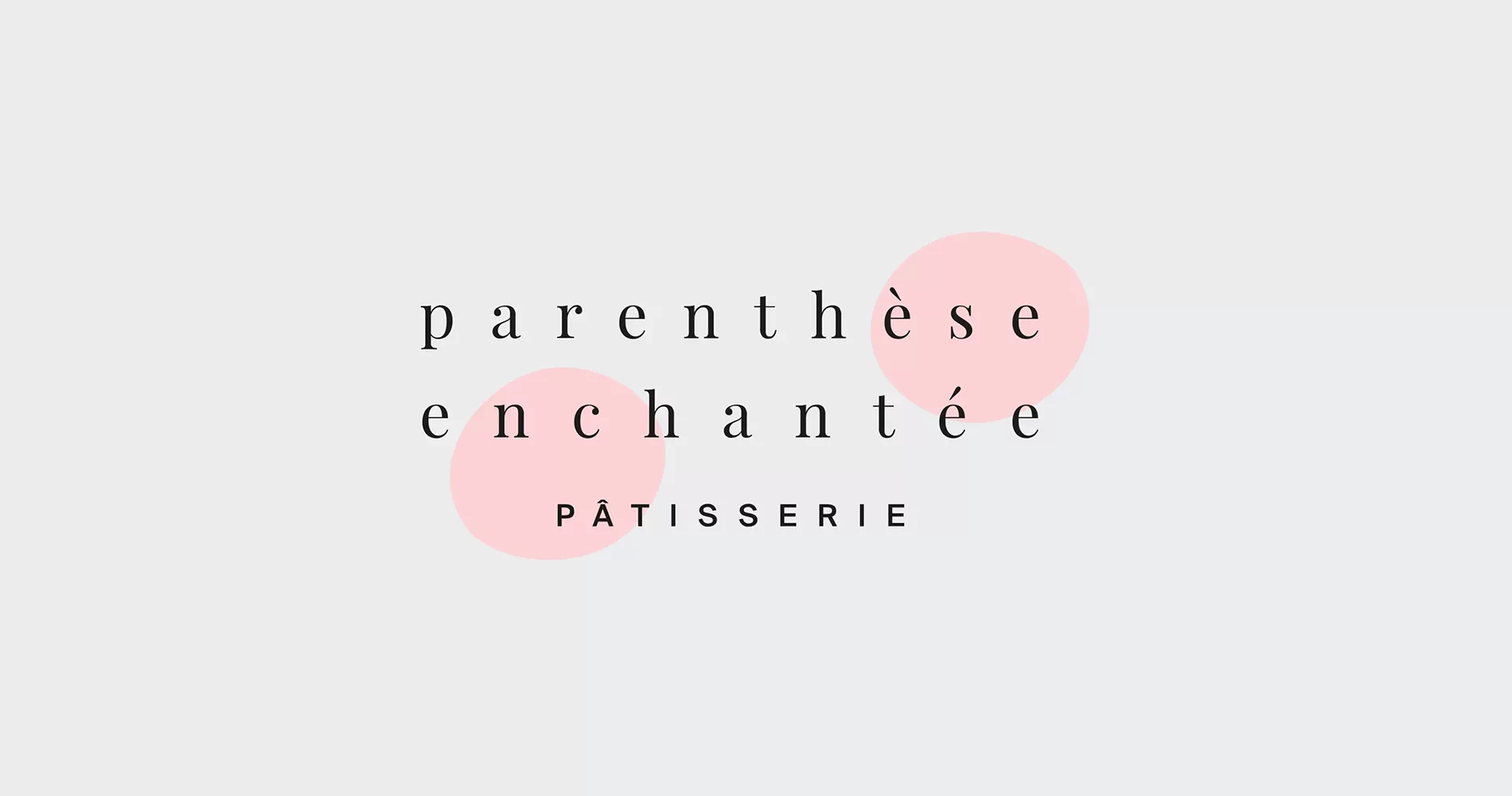 3eme version du logo pour Parenthèse Enchantée, sur 2 ligne avec en fond 2 petite bulles rose poudré