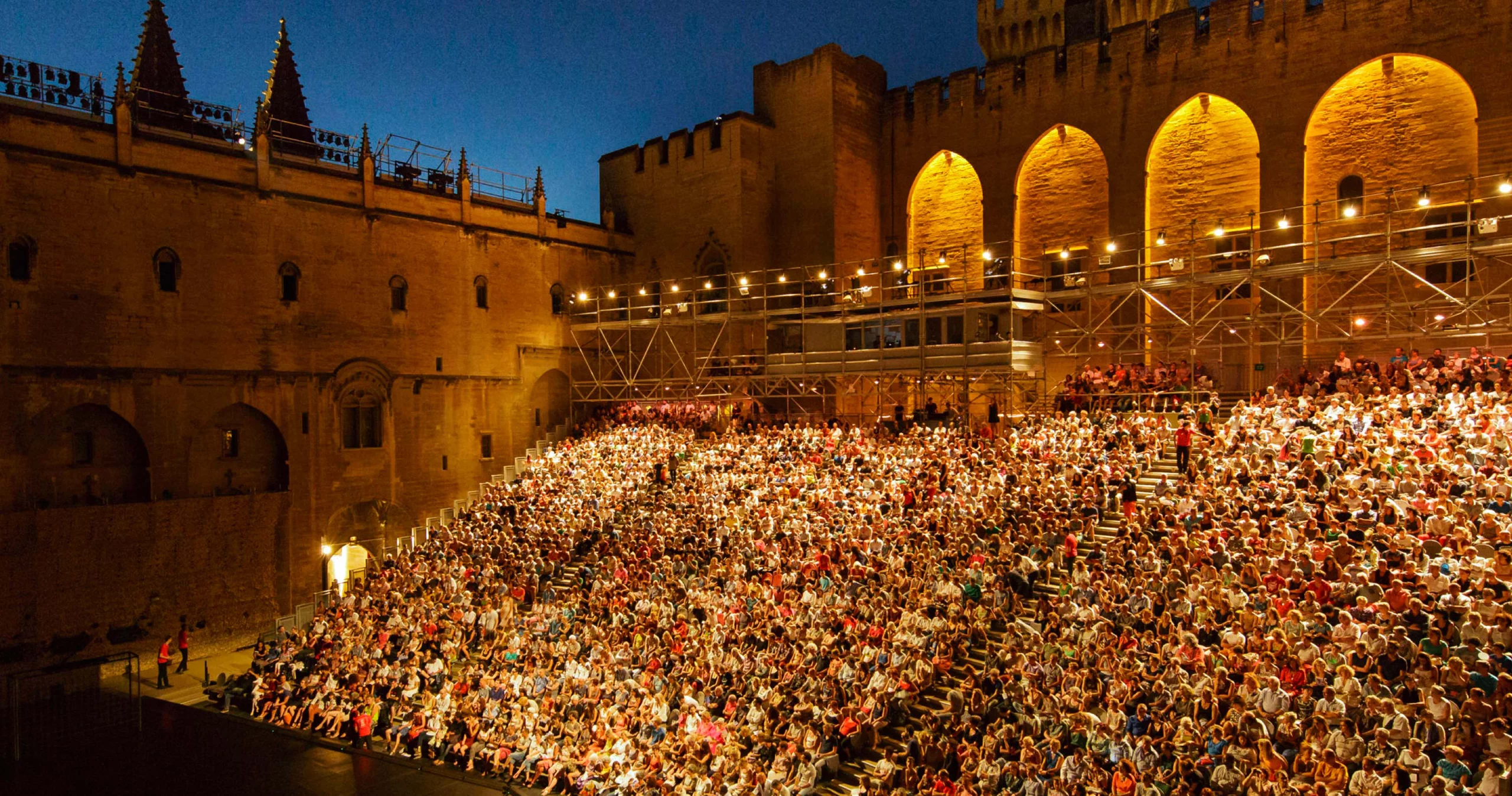 Photo du public du Festival d'Avignon, dans la cours du Palais des Papes