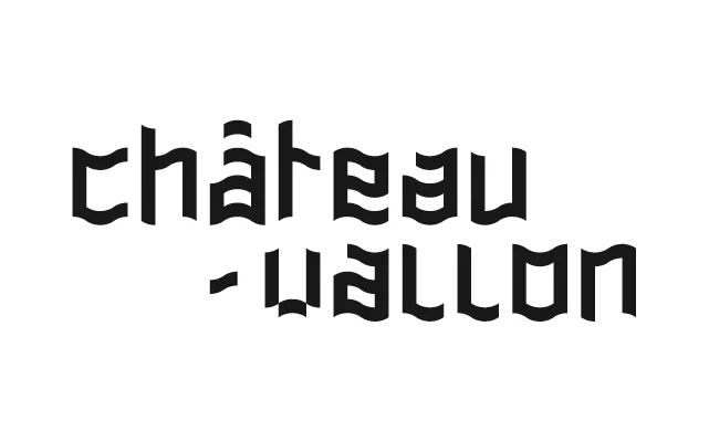 Logotype de la Scène Nationale Châteauvallon-Liberté, formé par le mélange de la typo qui ondule du logo Chateauvallon et de la typo pixelisées du logo Le Liberté