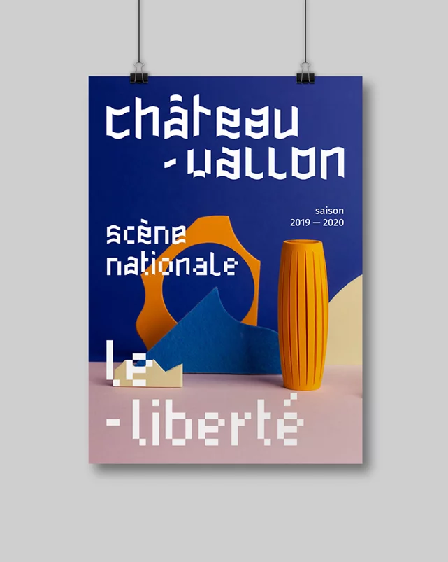 Affiche de la Scène Nationale Châteauvallon-Liberté, avec une photo d'une composition mêlant objets absraits arrondis et angulaires