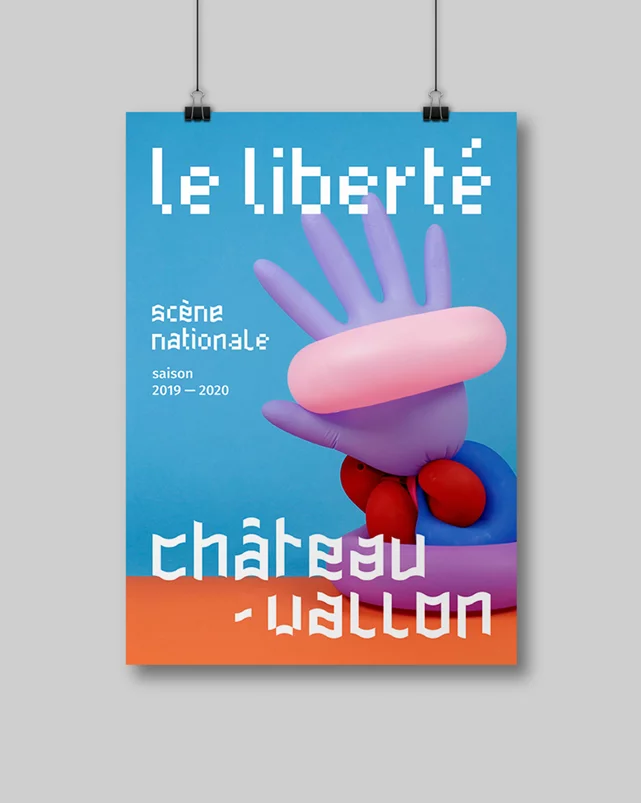 Affiche de la Scène Nationale Châteauvallon-Liberté, avec une photo d'une composition mêlant des objets colorés formant une main