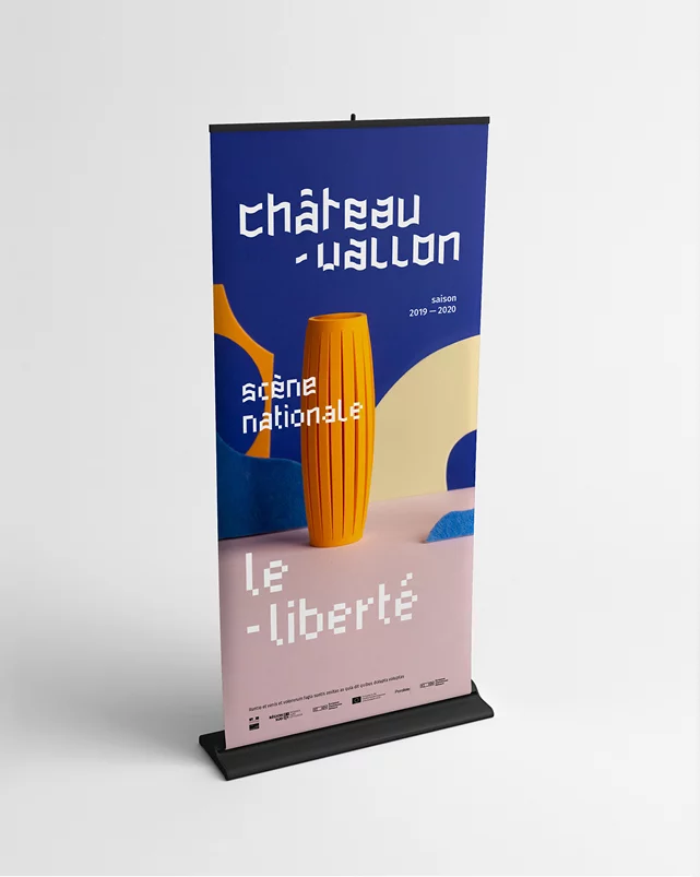 Kakémono de la Scène Nationale Châteauvallon-Liberté, avec une photo d'une composition mêlant objets absraits arrondis et angulaires