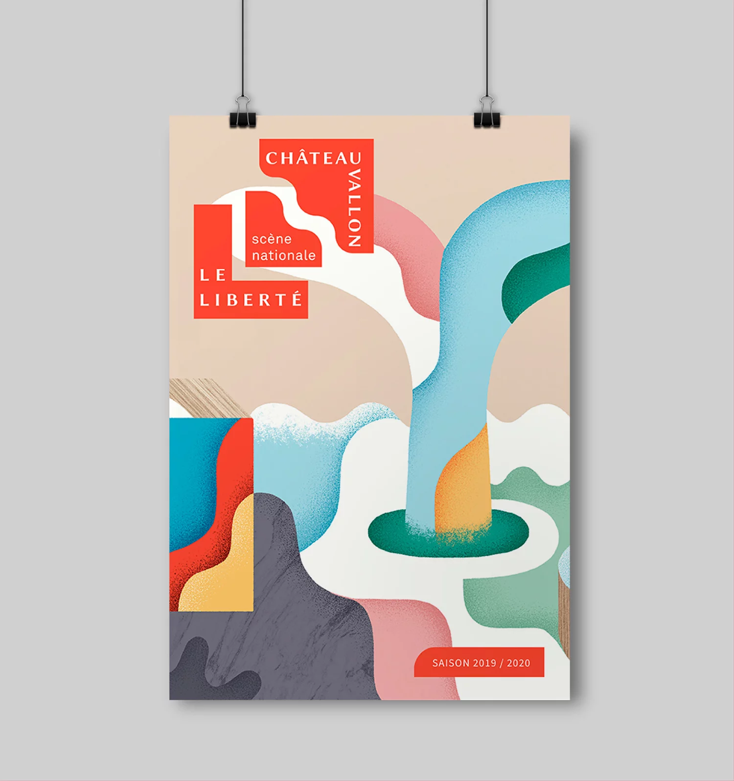Affiche de la Scène Nationale Châteauvallon-Liberté, reprenant le principe d'illustration de la couverture composée de formes colorés et de textures