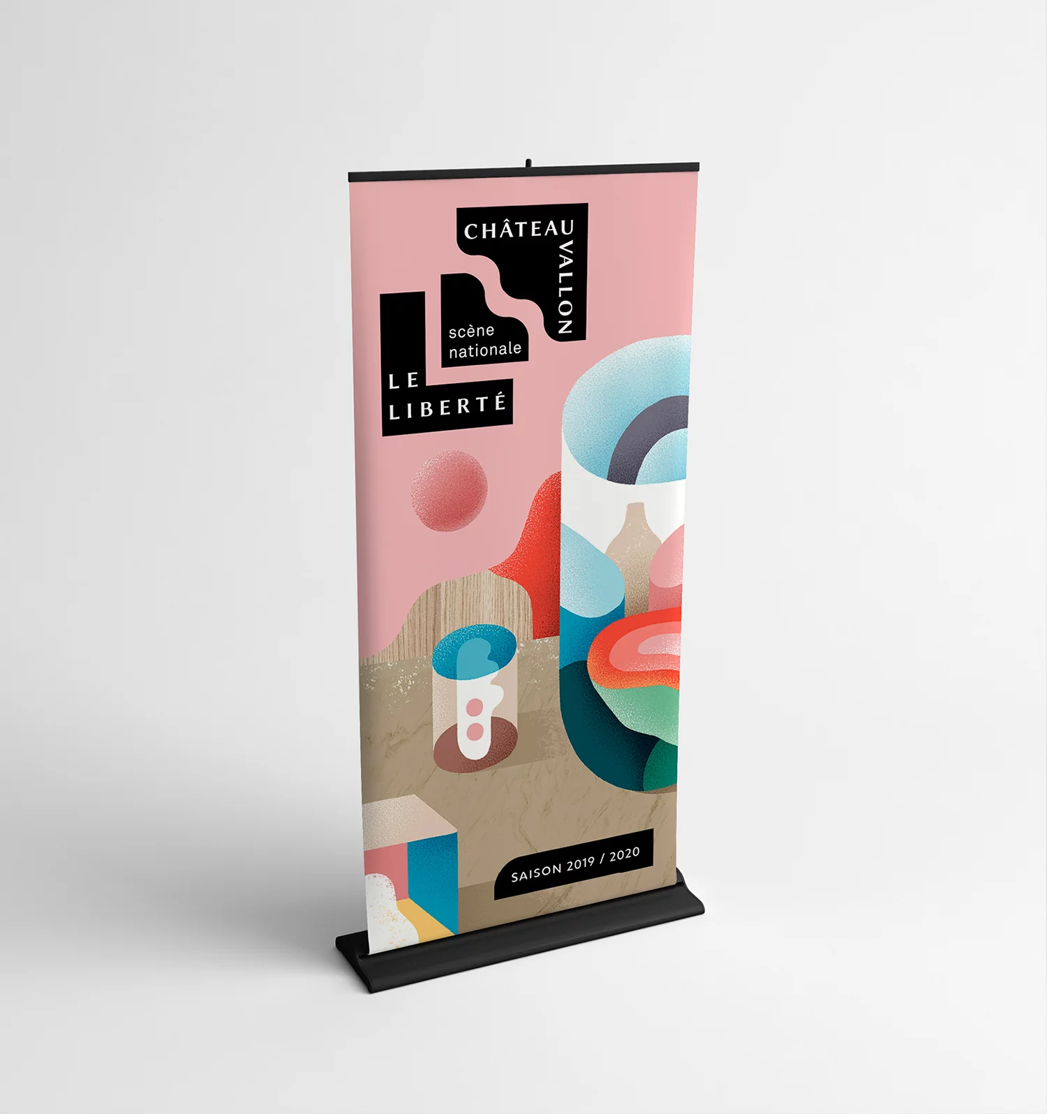 Kakémono de la Scène Nationale Châteauvallon-Liberté, reprenant le principe d'illustration de la couverture composée de formes colorés et de textures