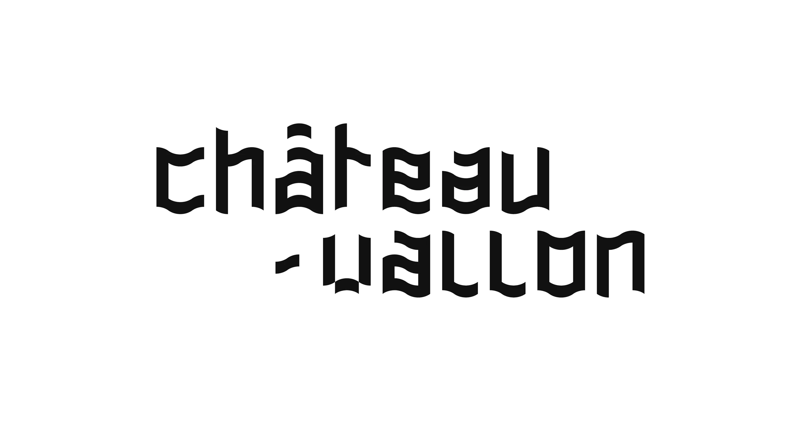 Logotype de la Scène Nationale Châteauvallon-Liberté, formé par le mélange de la typo qui ondule du logo Chateauvallon et de la typo pixelisées du logo Le Liberté