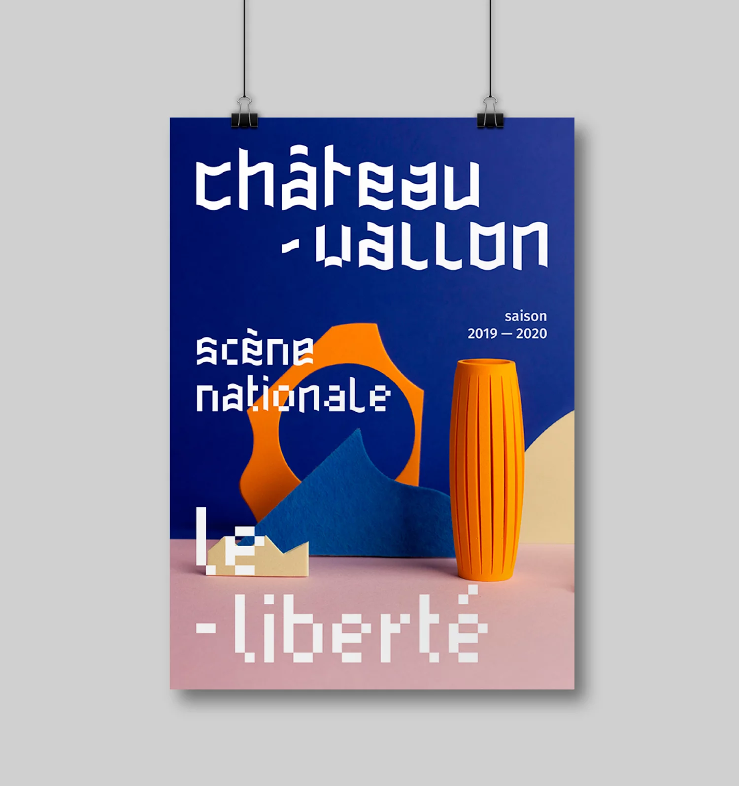 Affiche de la Scène Nationale Châteauvallon-Liberté, avec une photo d'une composition mêlant objets absraits arrondis et angulaires