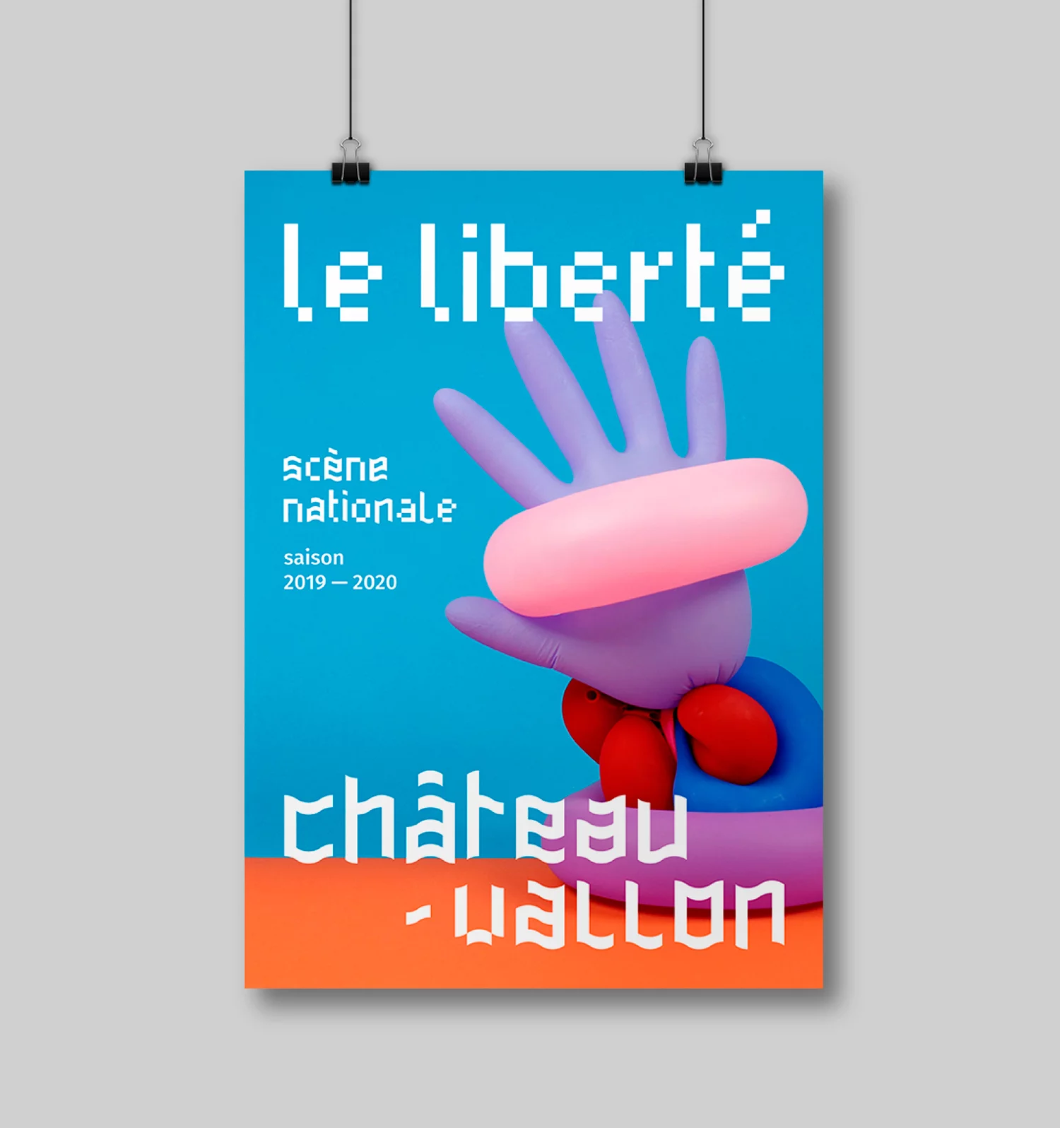 Affiche de la Scène Nationale Châteauvallon-Liberté, avec une photo d'une composition mêlant des objets colorés formant une main