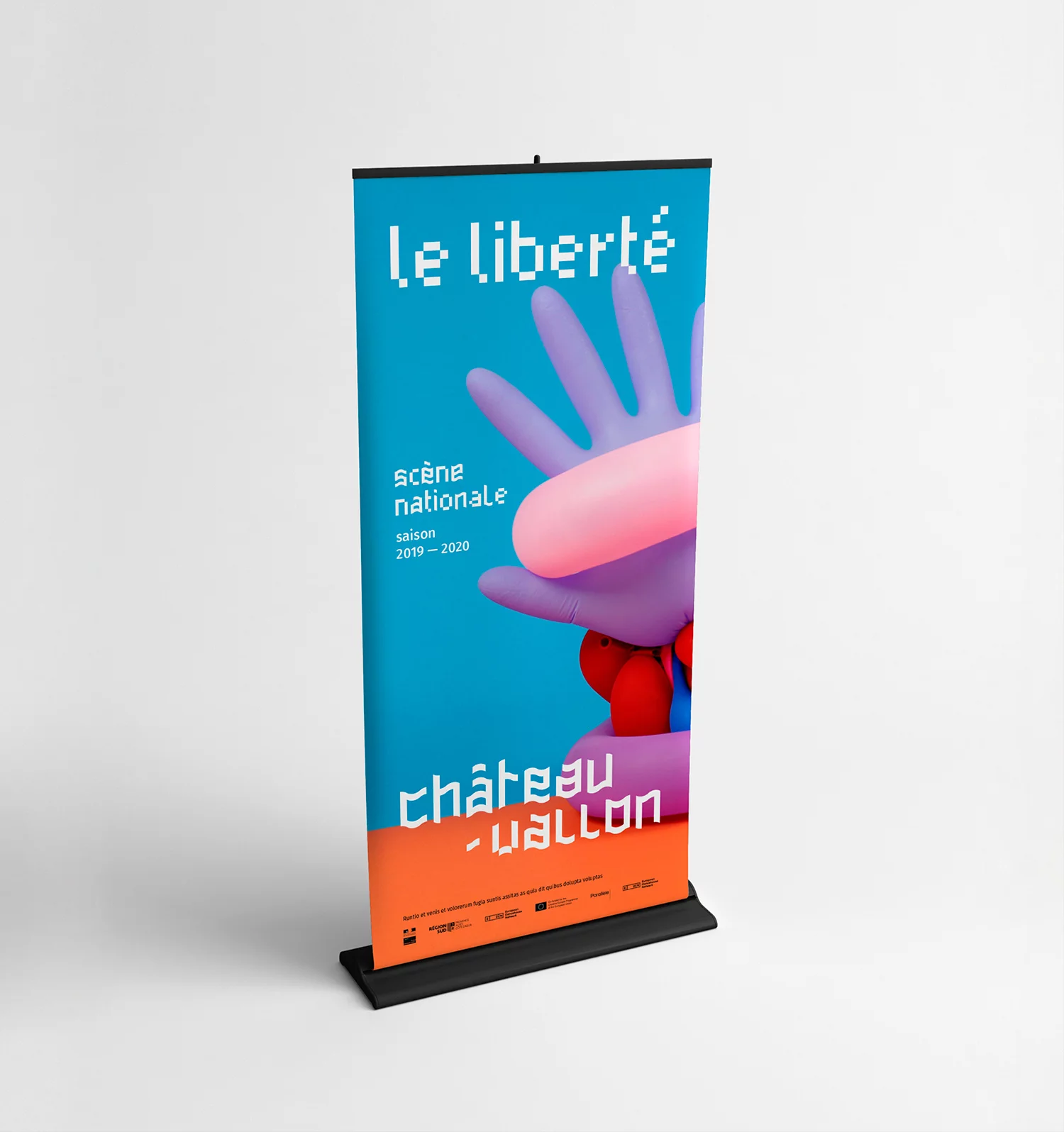 Kakémono de la Scène Nationale Châteauvallon-Liberté, avec une photo d'une composition mêlant des objets colorés formant une main