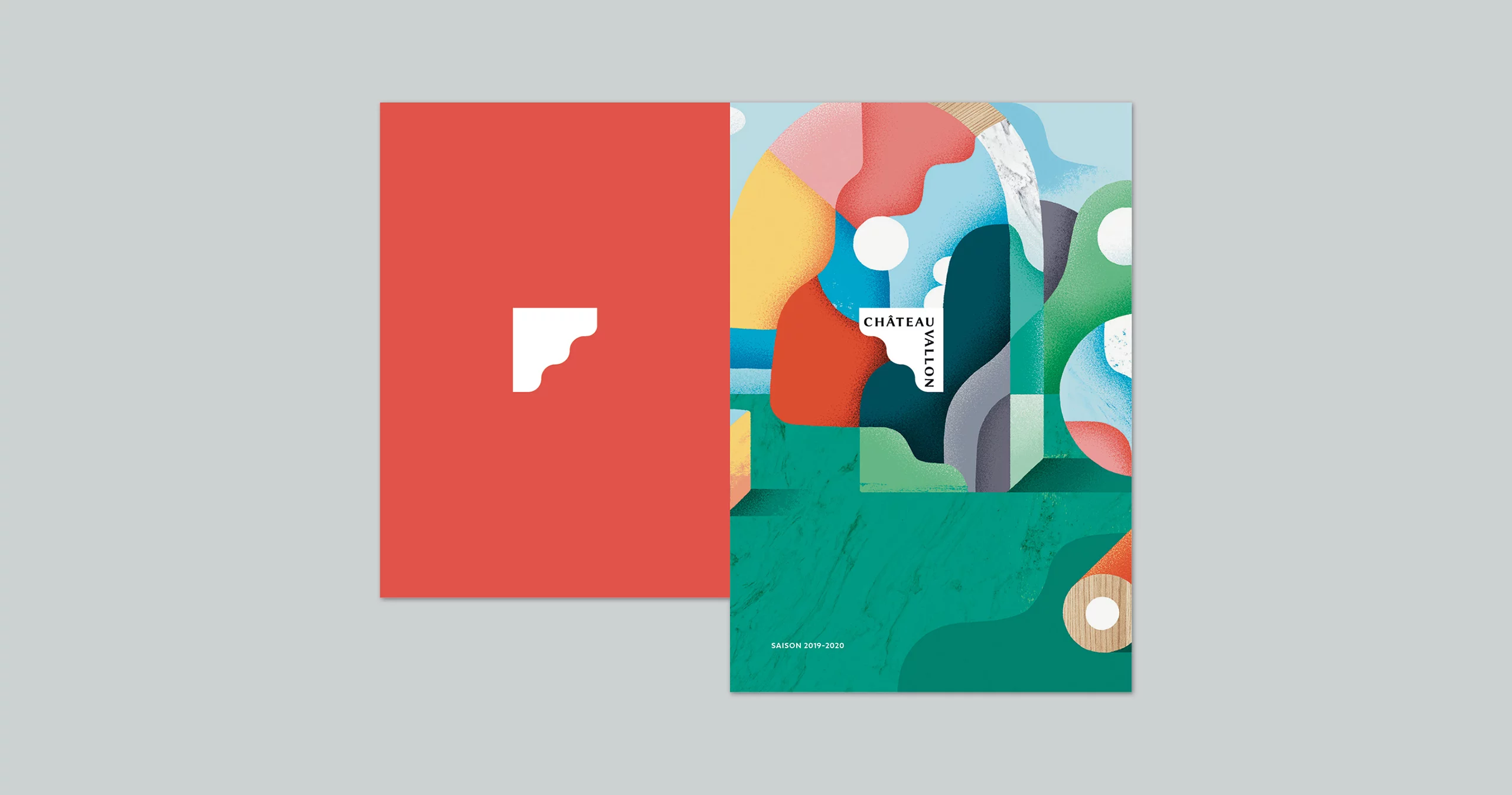 Couverture dépliée de la brochure annuelle de la Scène Nationale Châteauvallon, laissant apparaître une illustration composée d'un enchevêtrement de formes colorées et de textures