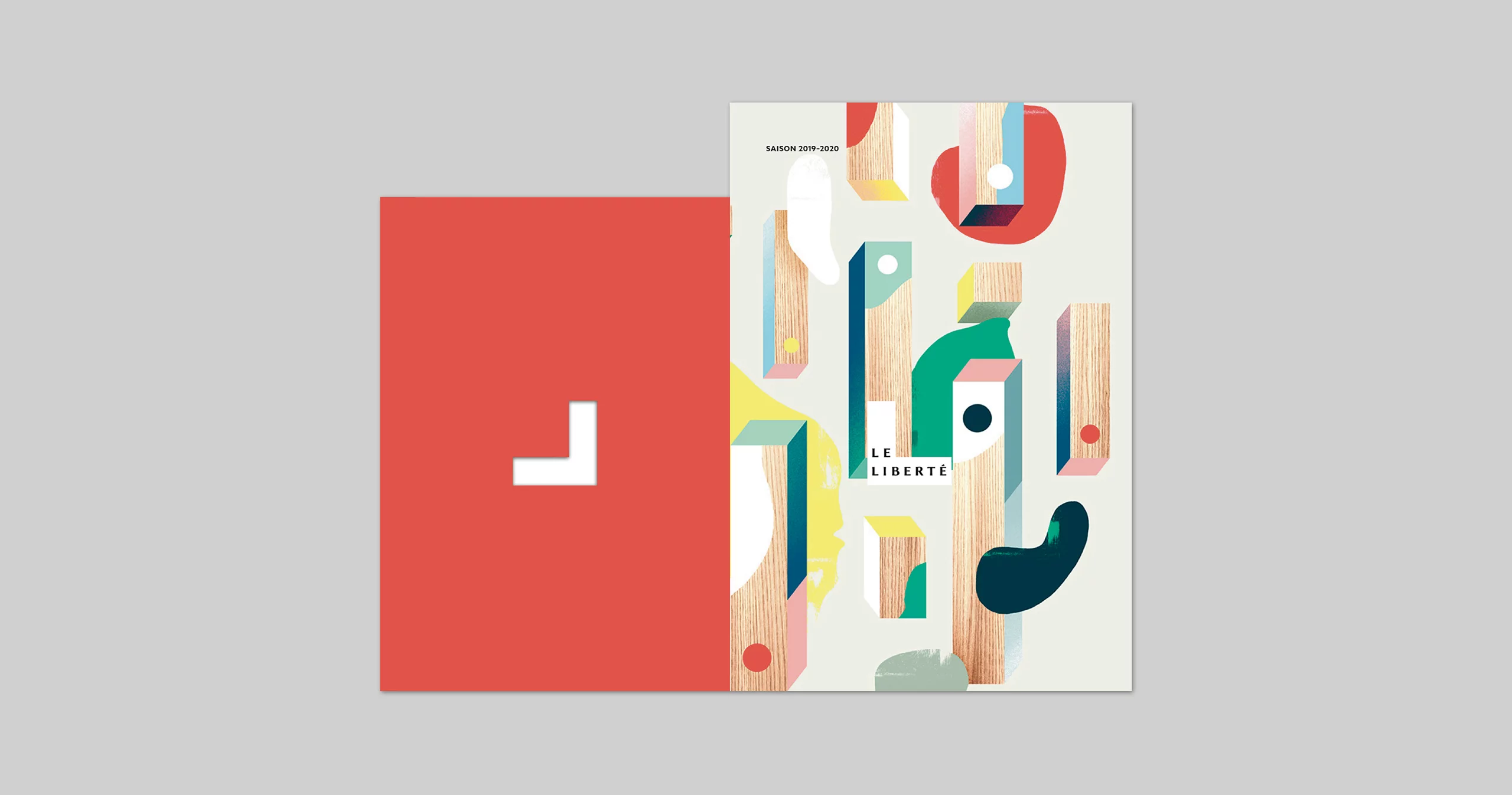 Couverture dépliée de la brochure annuelle de la Scène Nationale Châteauvallon, laissant apparaître une illustration composée de formes colorées et de textures