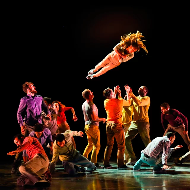 Photo de danseurs modernes en pleine chorégraphie sur scène