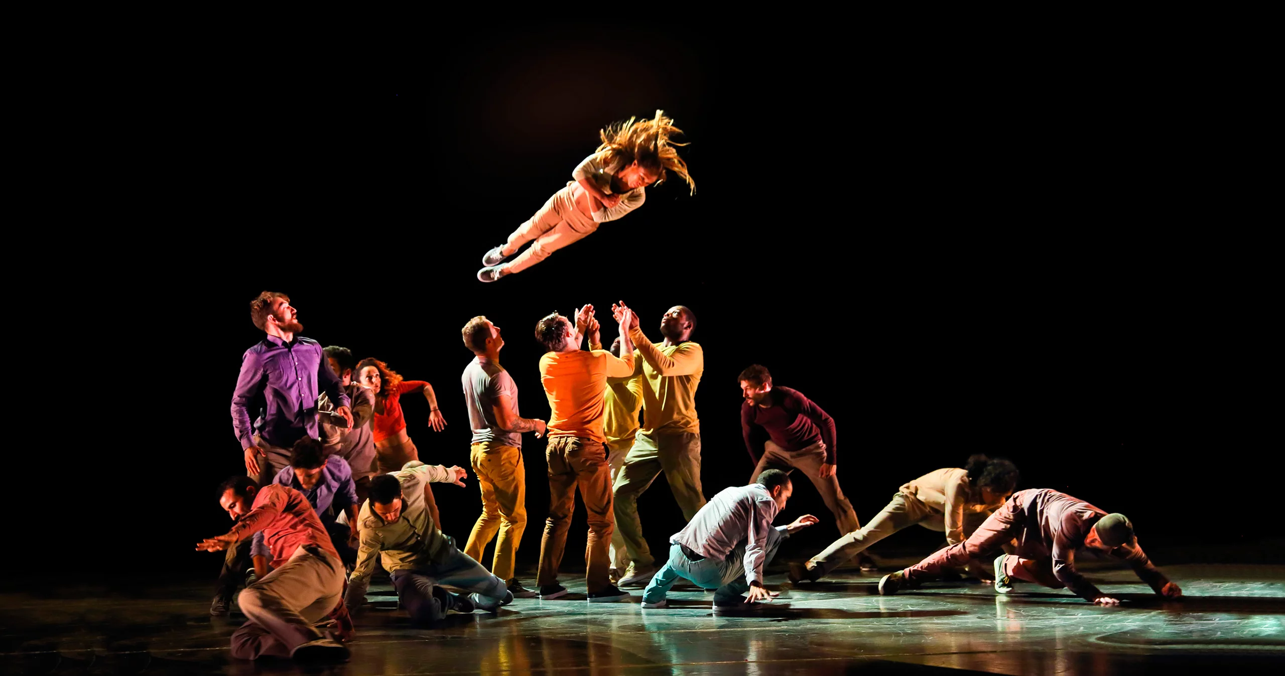 Photo de danseurs modernes en pleine chorégraphie sur scène
