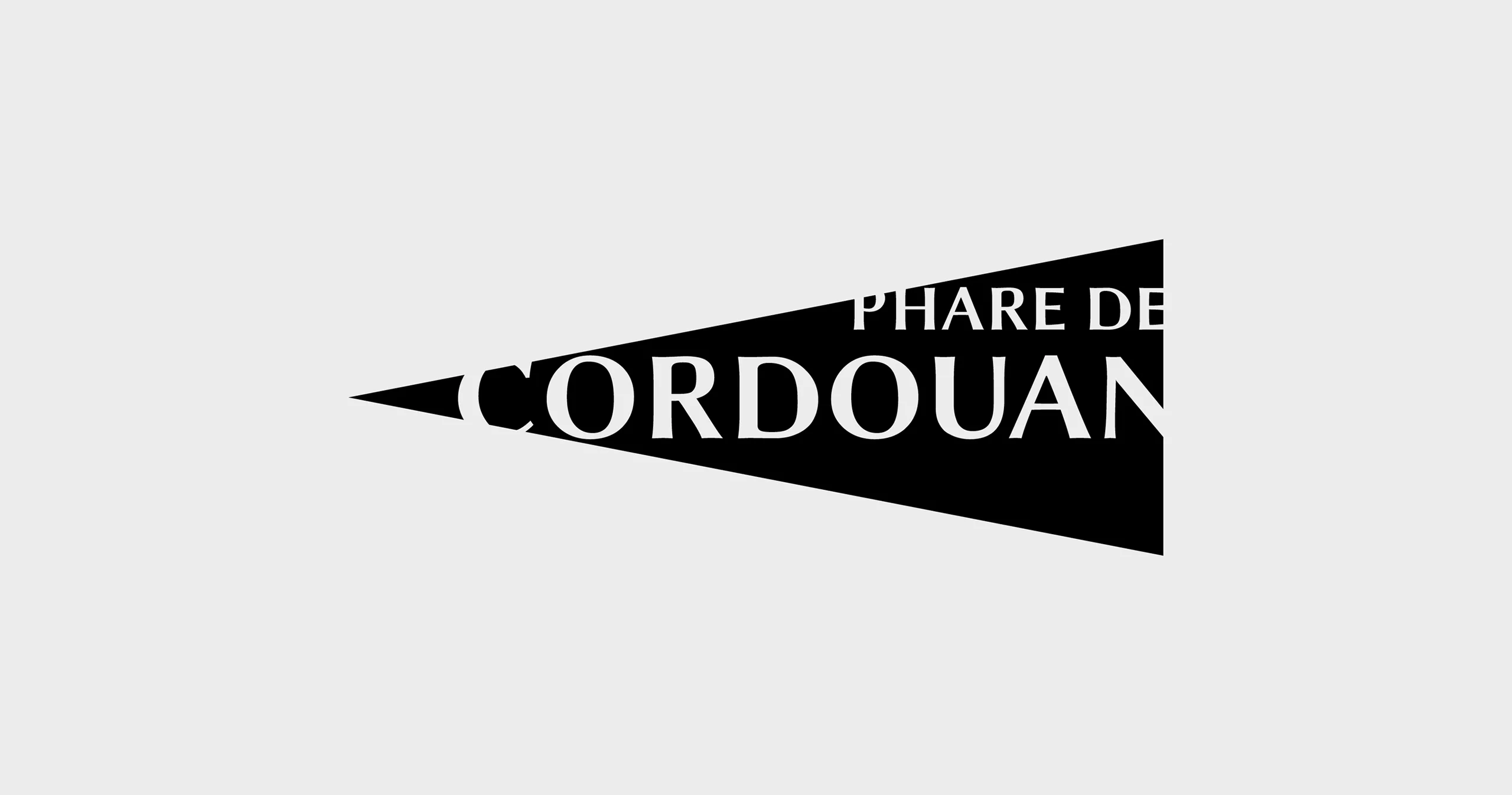 Logo du phare de corduan, la typographie est placé sur un aplat en forme de faisceau lumineux