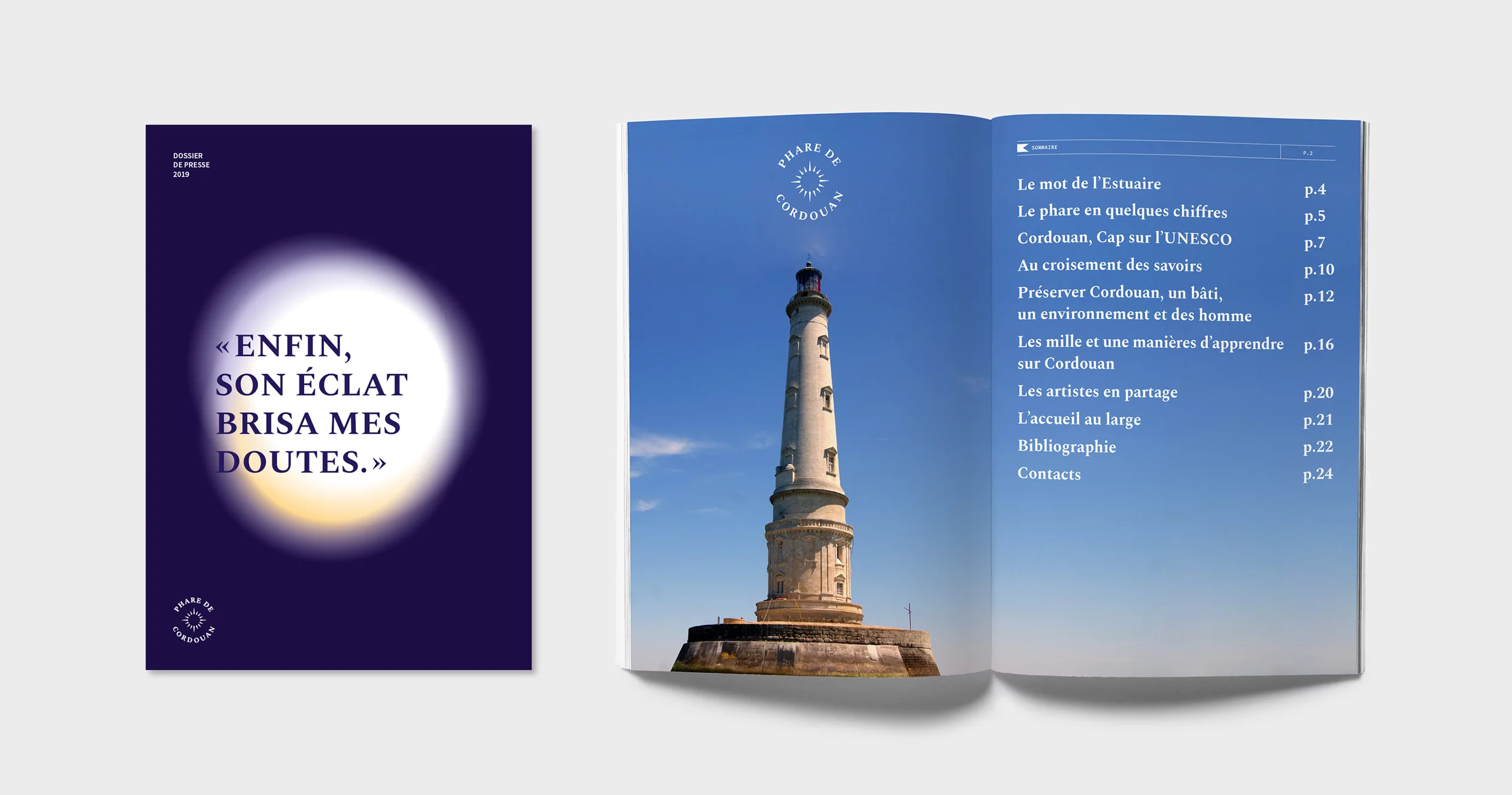 Dossier de presse du Phare de Cordouan, avec le halo lumineux au centre de la couverture. À côté une double page ouverte avec le sommaire