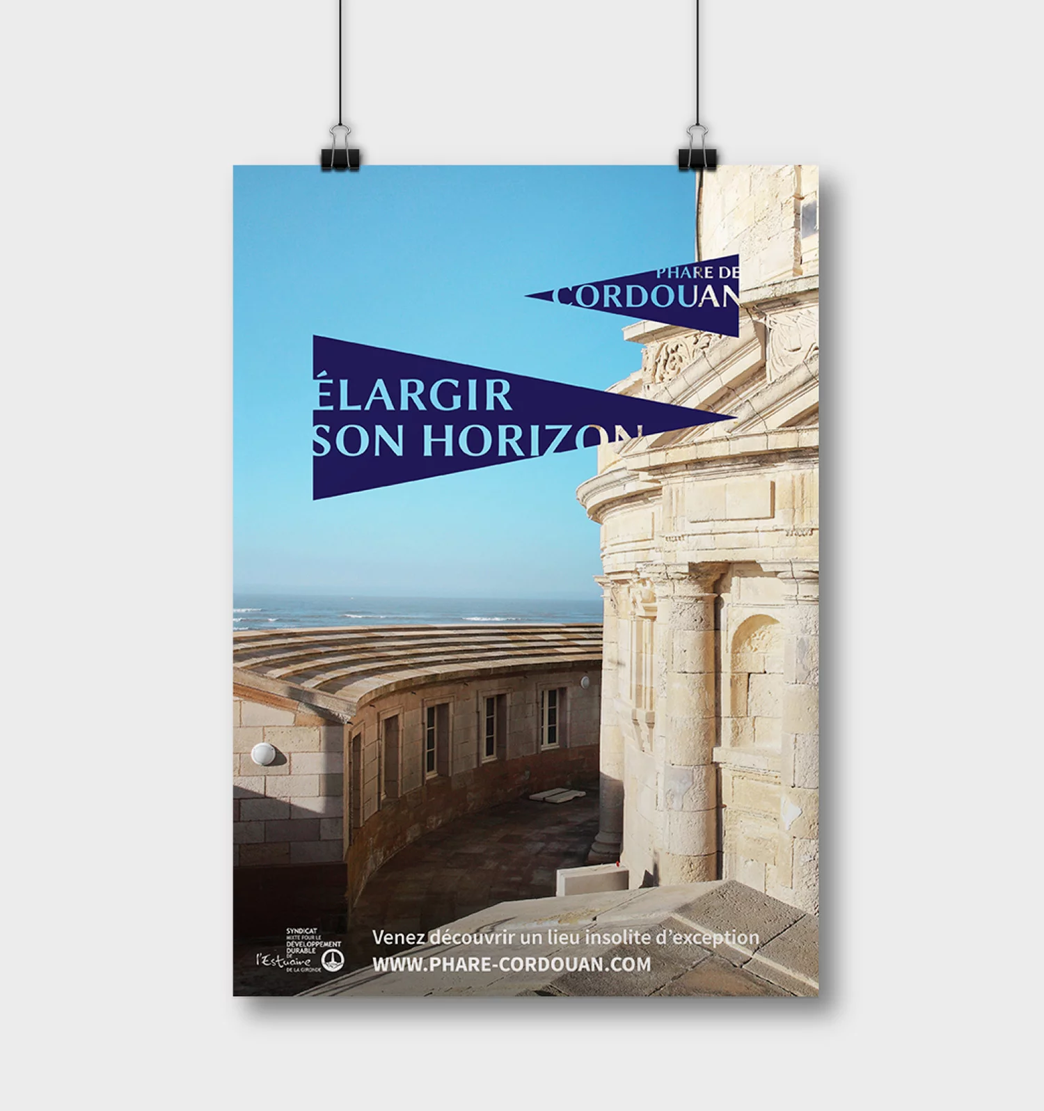 Affiche du Phare de Cordouan, avec une photographie du lieu en fond et des jeux typographiques sur fond en forme de faisceau lumineux, comme le logo