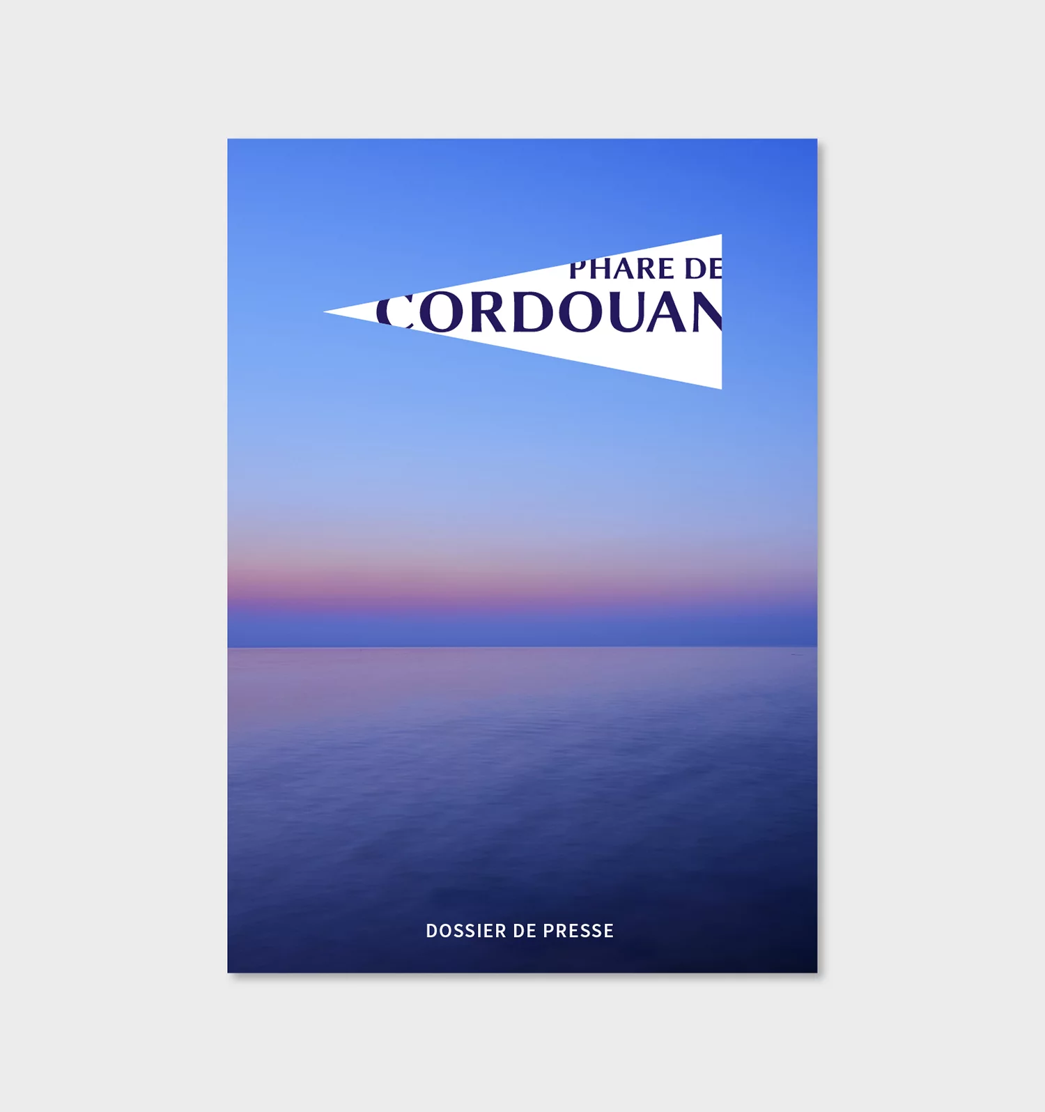 Dossier de presse du Phare de Cordouan, avec une photographie du lieu et des jeux typographiques sur fond en forme de faisceau lumineux blanc