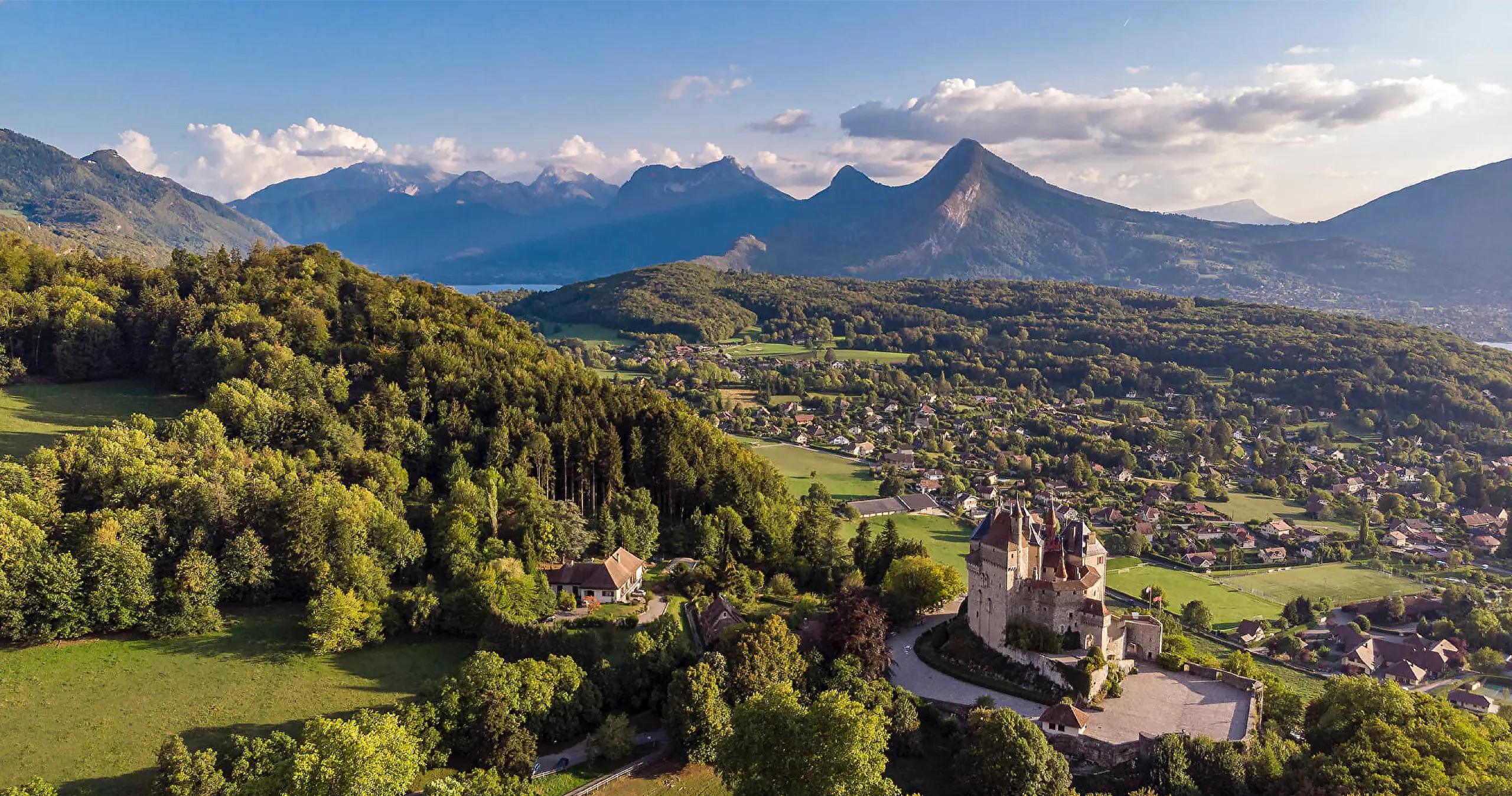 Photo d'un village de Haute-Savoie vu de haut
