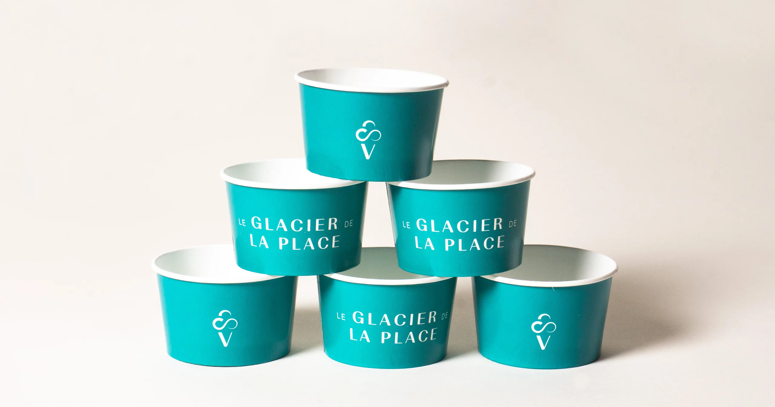 Présentation de plusieurs pots à glace, turquoise avec un impression blanche pas dessus