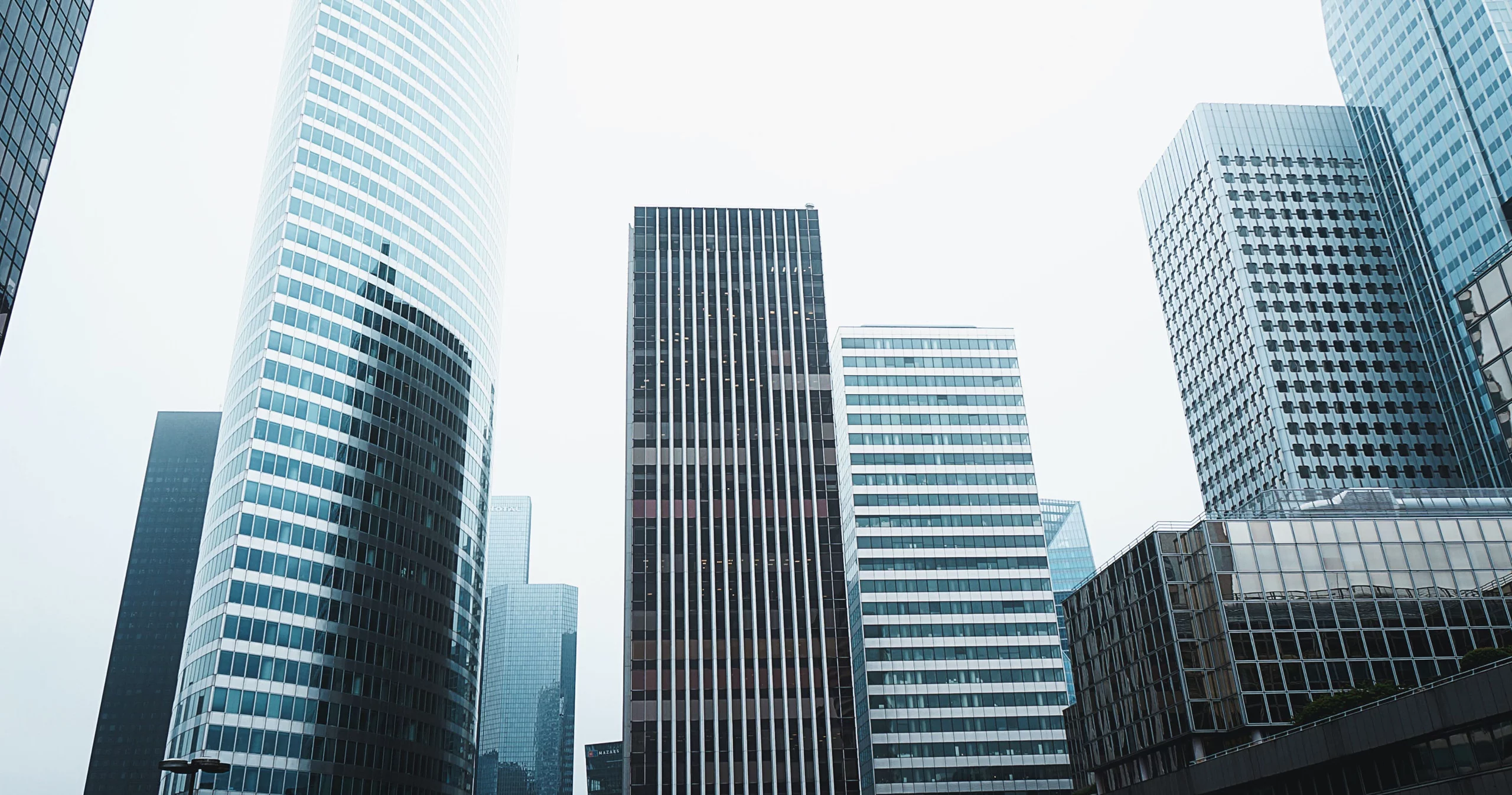 Photo de grands immeubles modernes avec des façades de verre