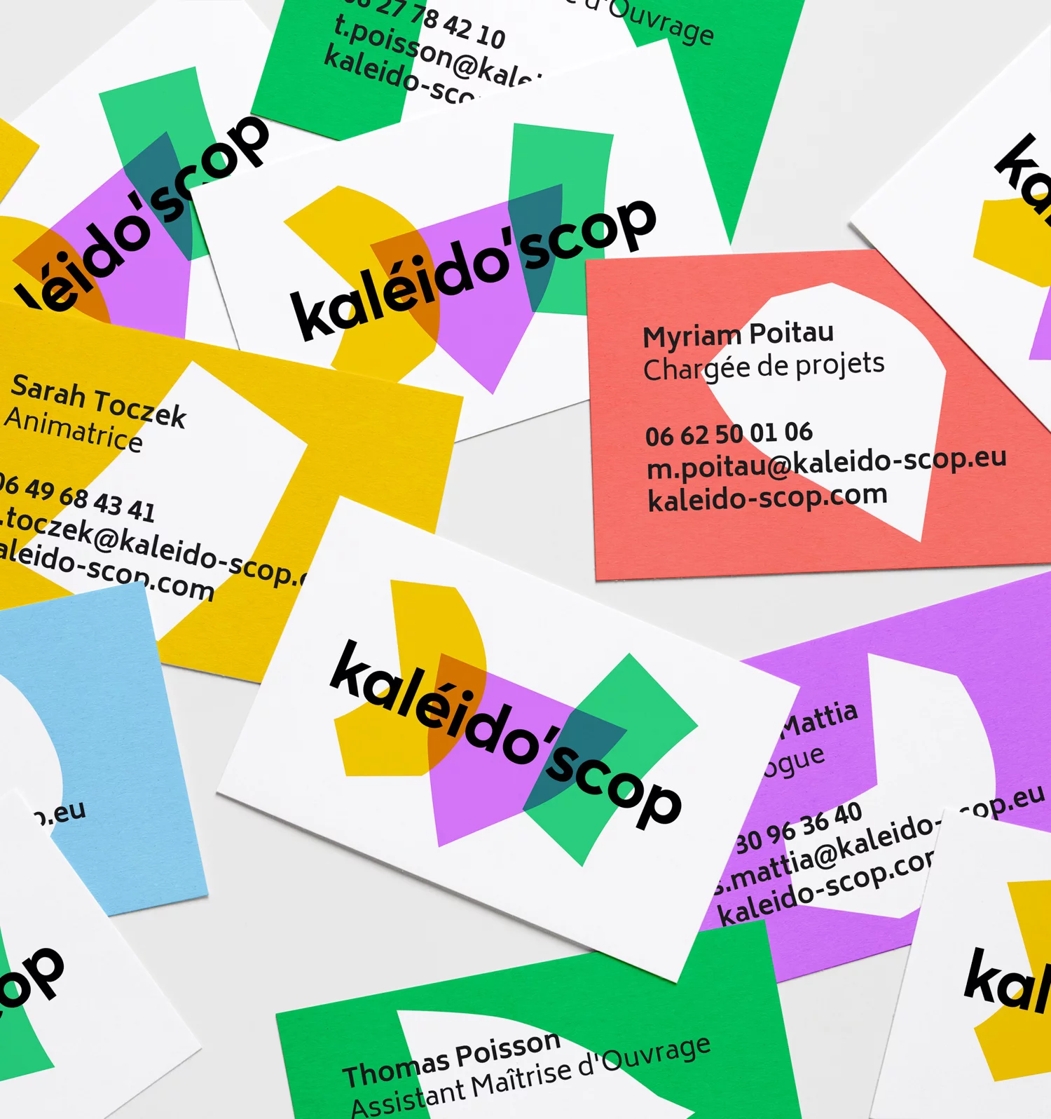 Cartes de visites kaleido'scop coopérative d’activité et d’emploi, arborant le logo et les formes graphiques du site