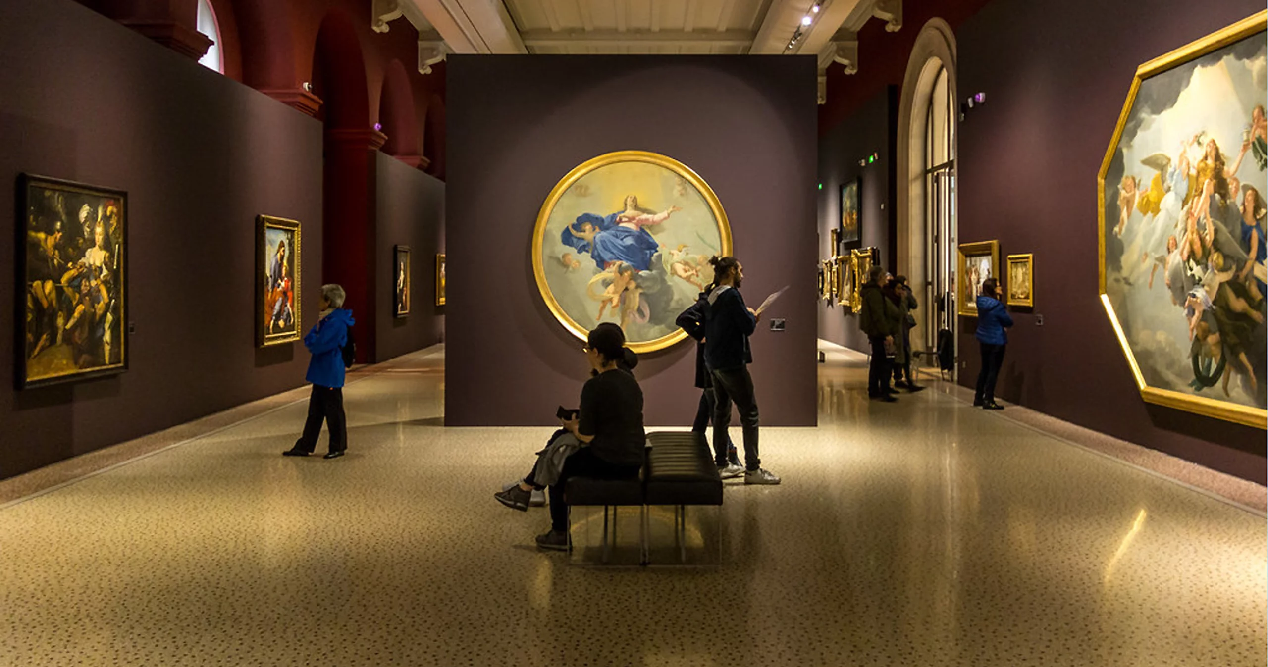 Photo de personnes visitant une exposition d'art classique