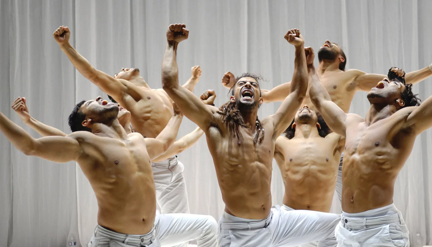 Photo de danseurs en pleine chorégraphie sur scène