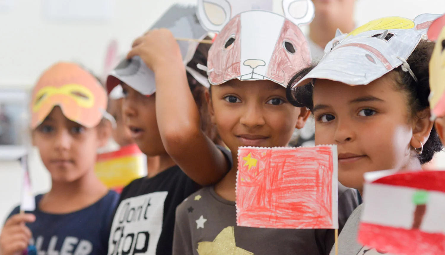 Photo d'enfants portant des masques rigolos