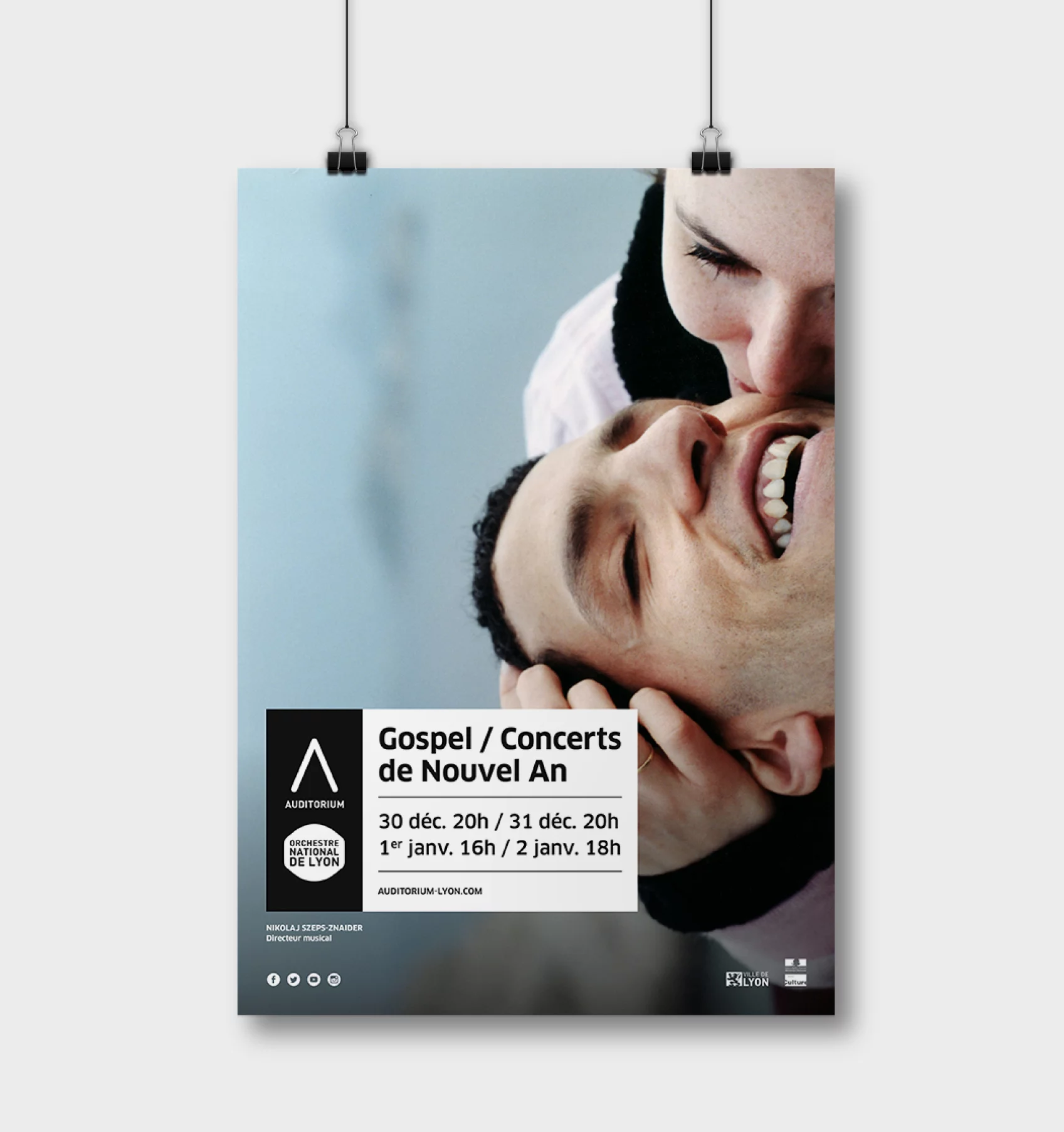 Autre version de l'affiche, sans slogan, avec un grand visuel représentant un couple souriant en extérieur