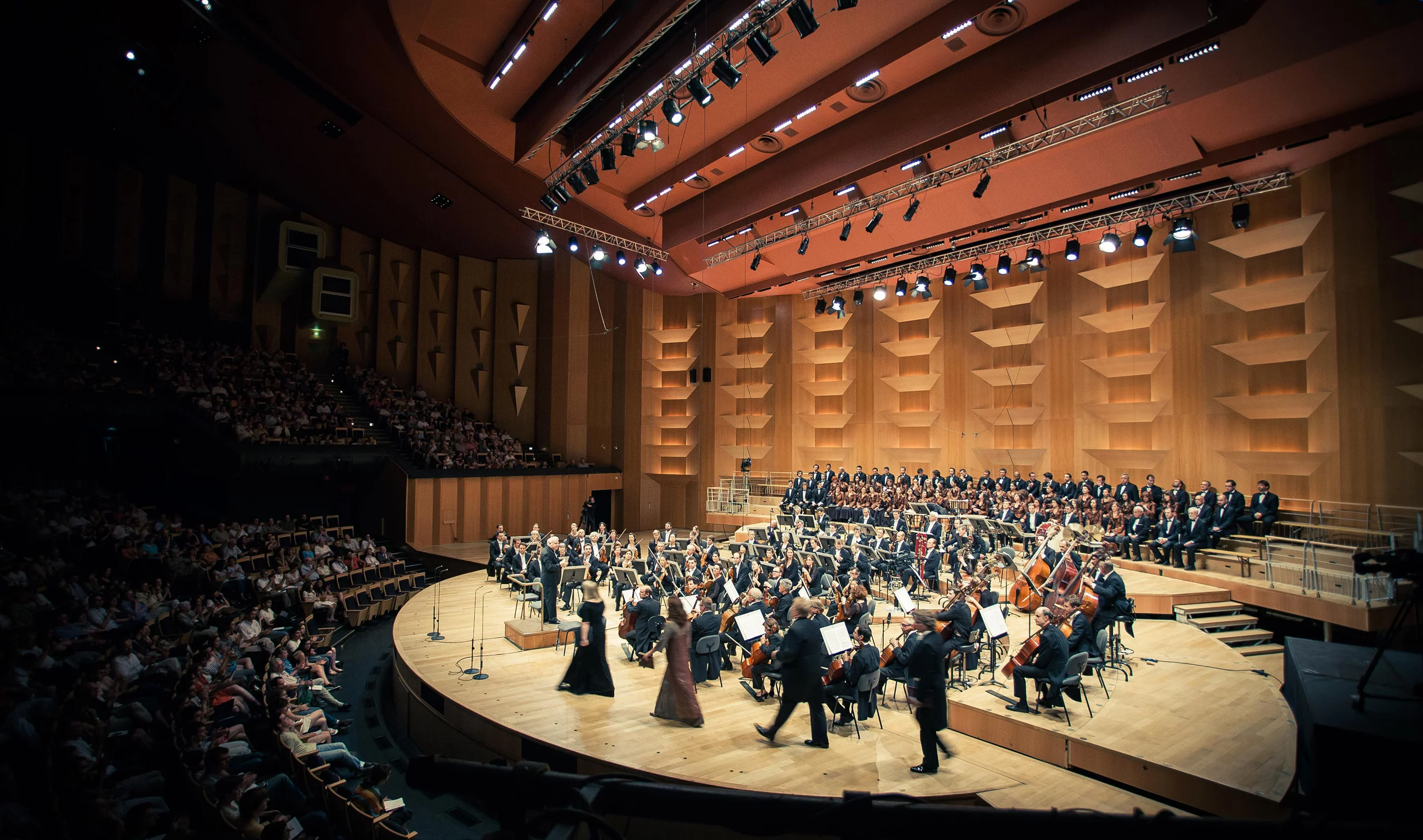 Photo de l'orchestre national de Lyon s'apprêtant à jouer davant un public dans l'Auditorium de Lyon