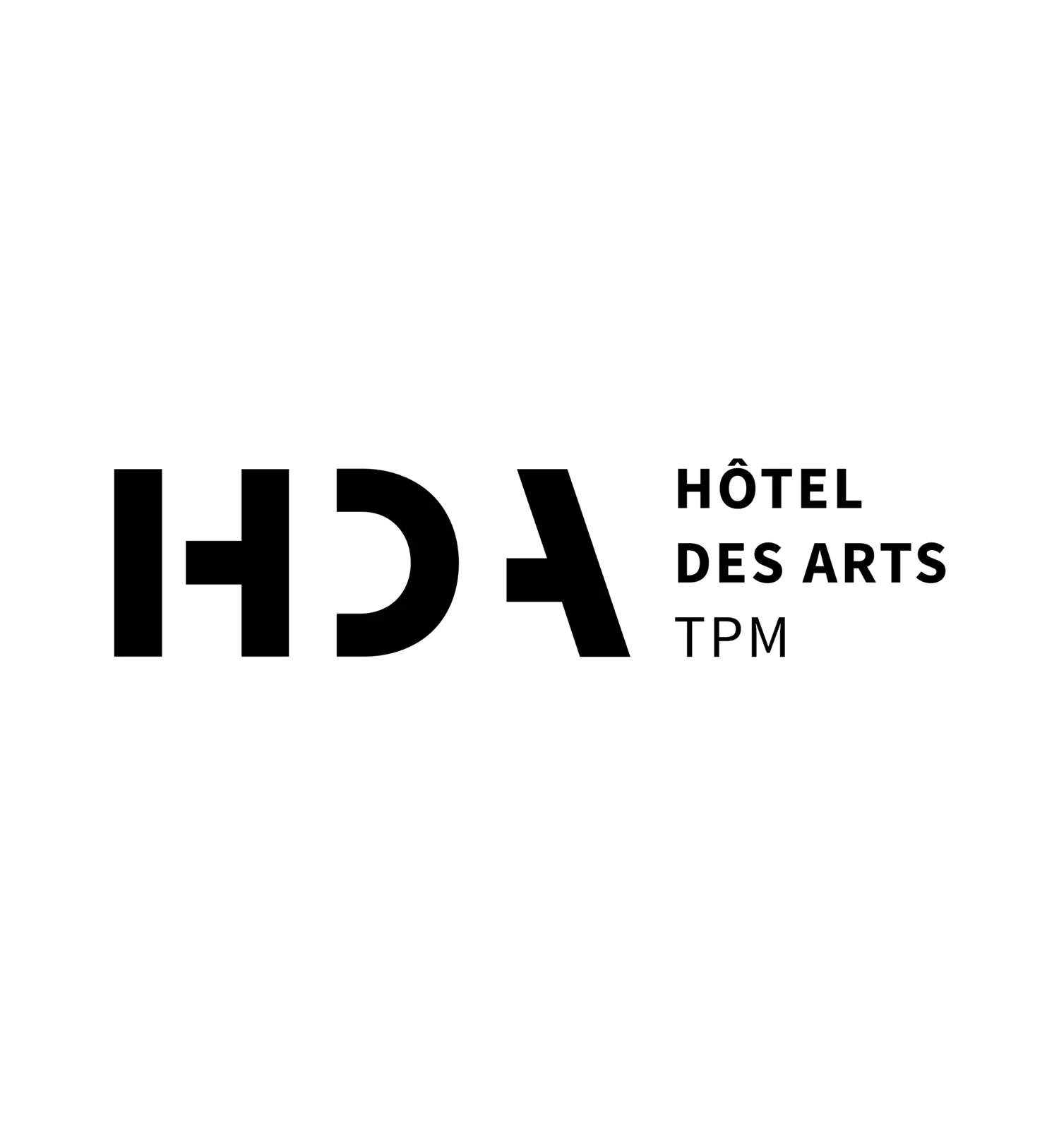 Logotype de l'Hôtel des Arts de Toulon. Nom "Hôtel des arts TPM" aposé aux initiales "HDA" issues des formes géométriques inspirées de la façade de l'Hôtel des Arts.