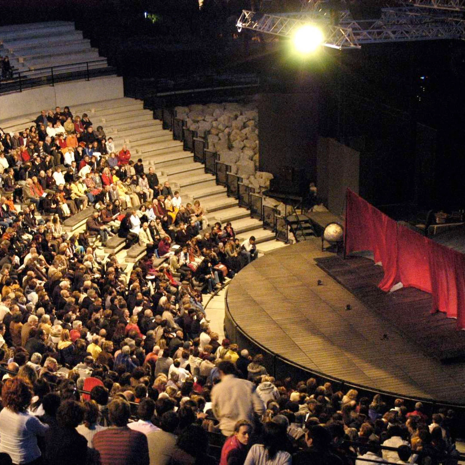 photo d'une salle de spectacle remplie