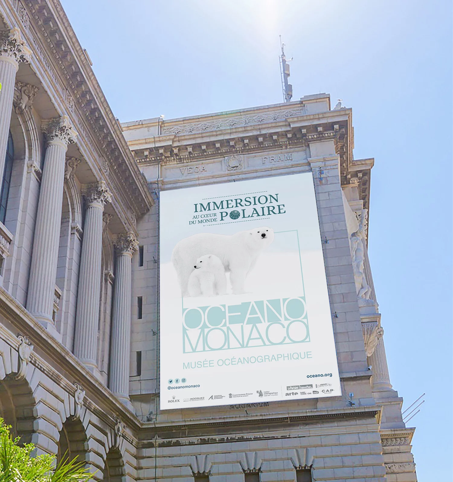 Mise en situation de l'affiche des ours sur le batiment de l'institut océanographique de Monaco