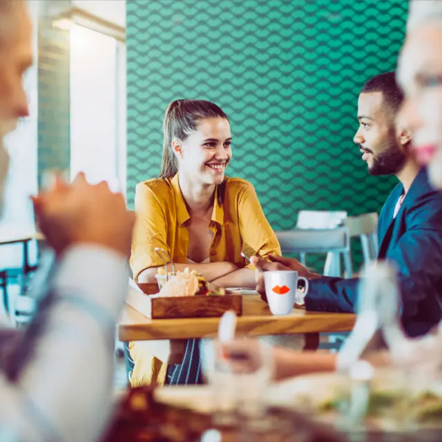 Photo d'une femme dans une cafétéria