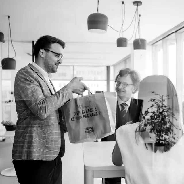 Photo d'un homme portant un sac fraîchement livré par fraîche cancan