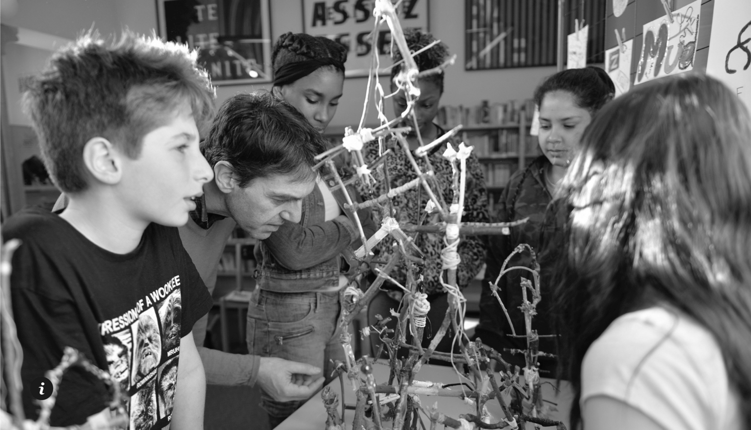 groupe d'enfants autour d'une sculpture pour le programme une œuvre à l'école