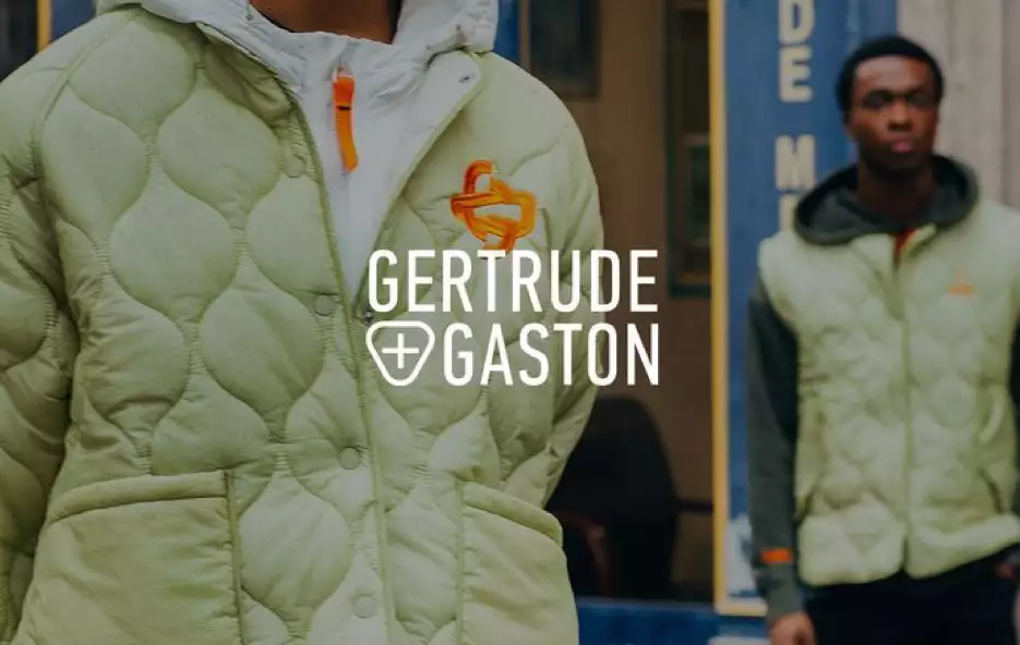 2 jeunes gens posant avec des vêtements de la marque GertrudeGaston, avec le logo en 1er plan