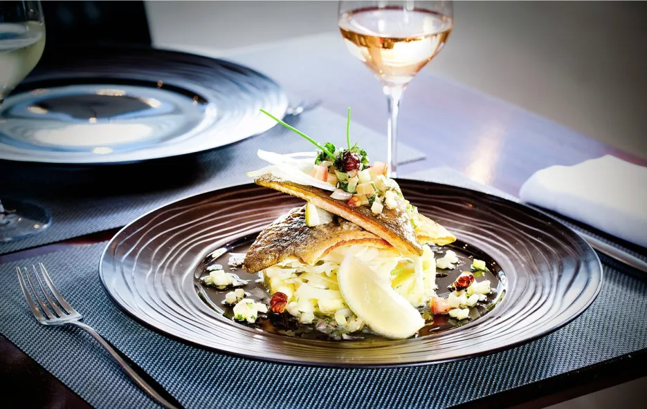 Photo d'un plat de restaurant avec un verre de vin